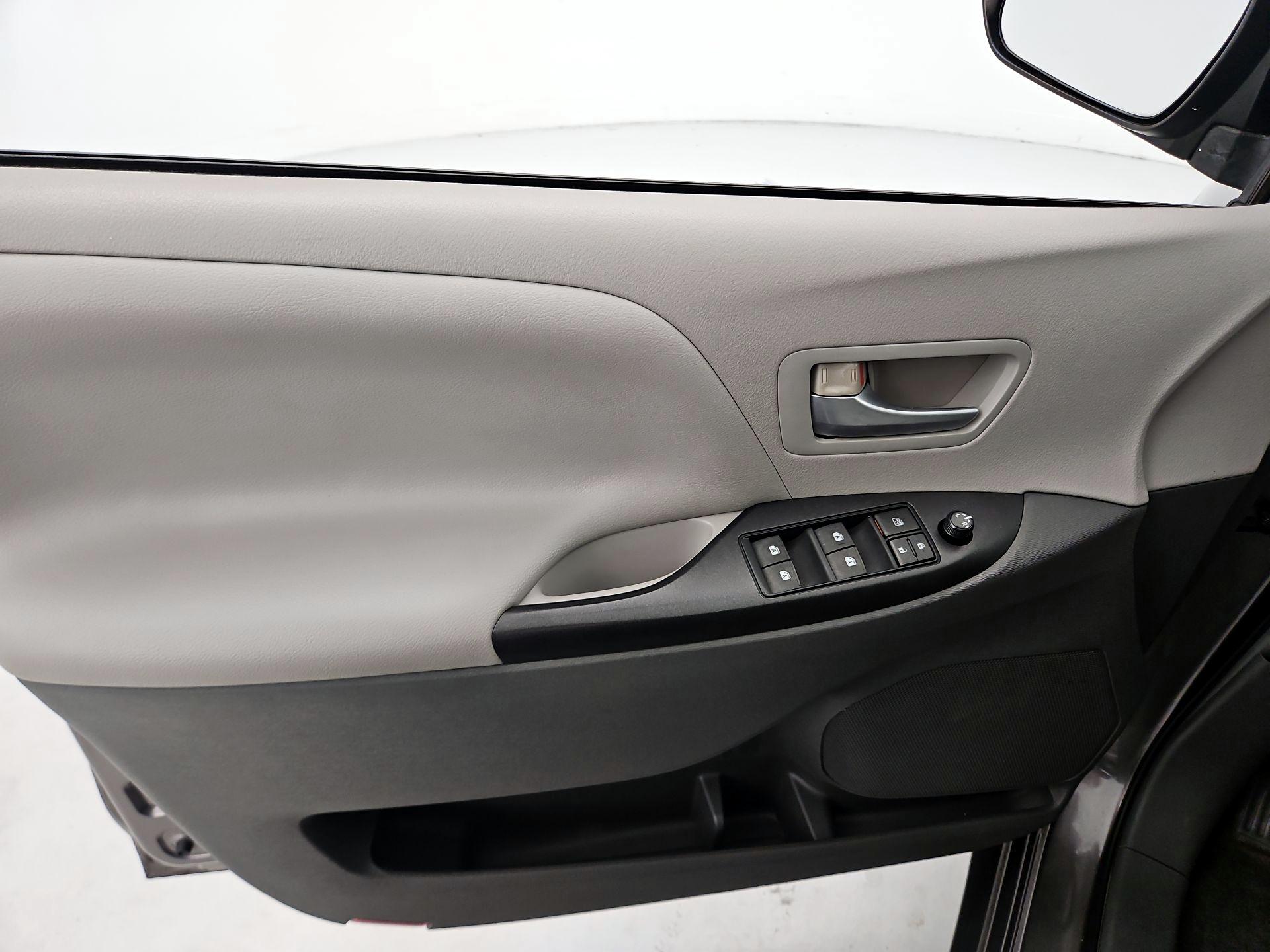 Thumbnail: 2015 Toyota Sienna - 12