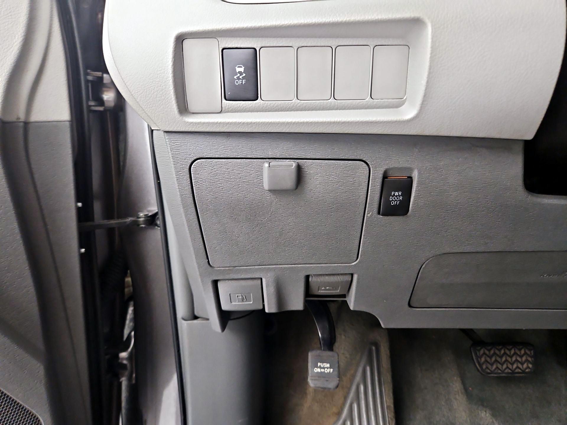 Thumbnail: 2015 Toyota Sienna - 13