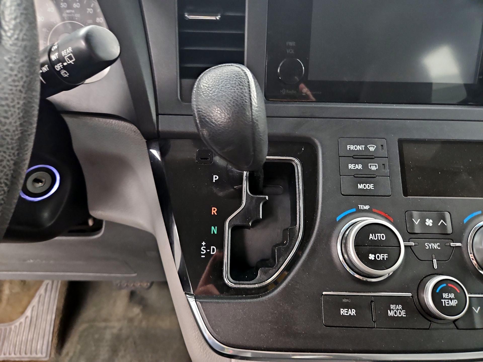 Thumbnail: 2015 Toyota Sienna - 17