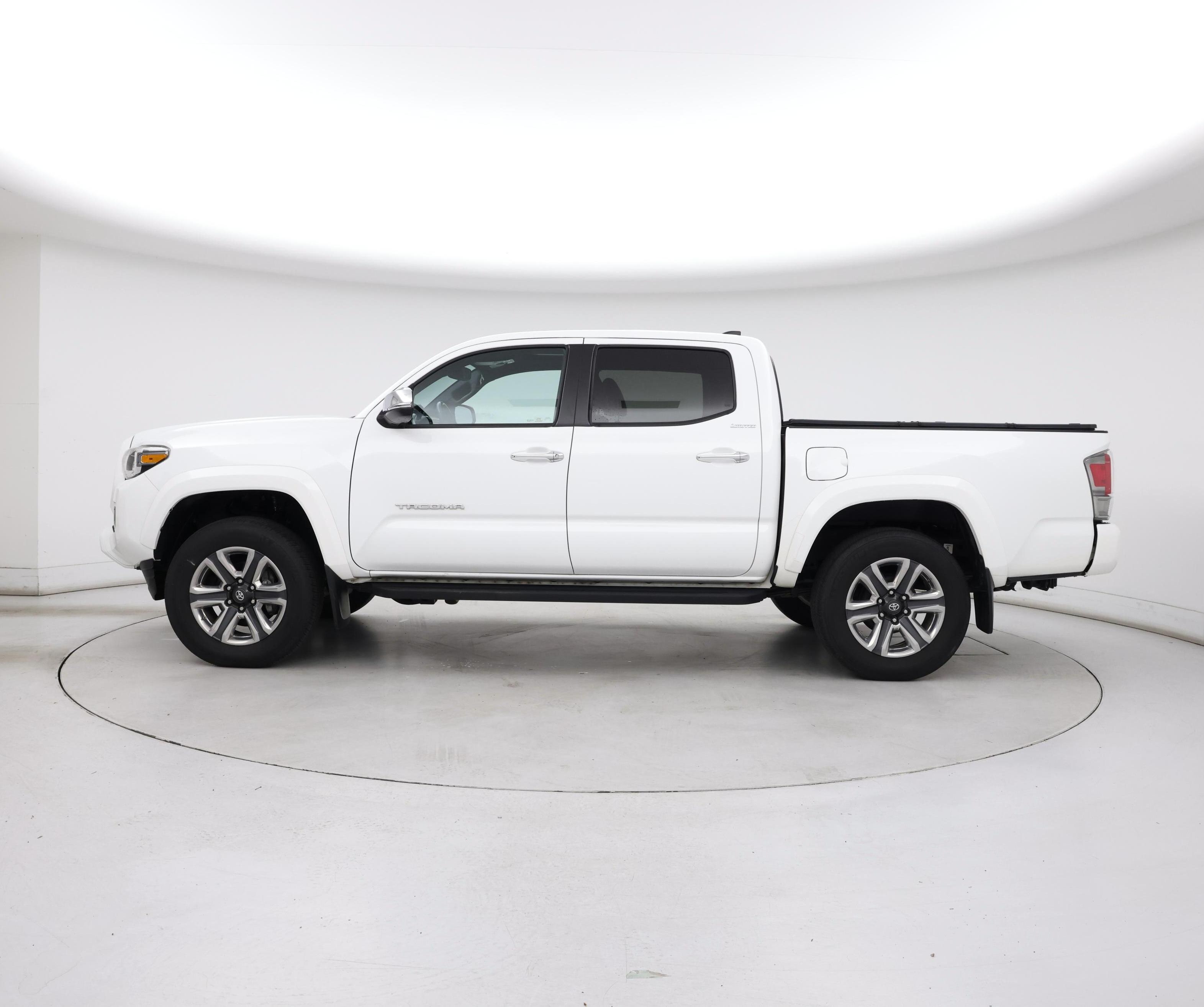 Thumbnail: 2018 Toyota Tacoma - 3