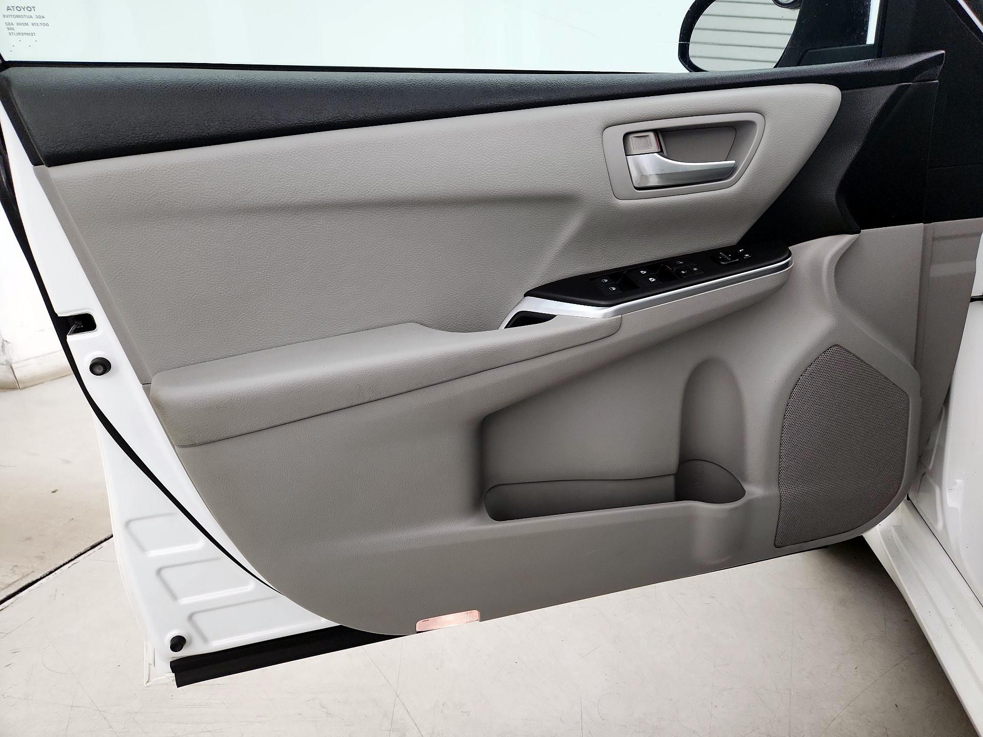 Thumbnail: 2016 Toyota Camry - 12