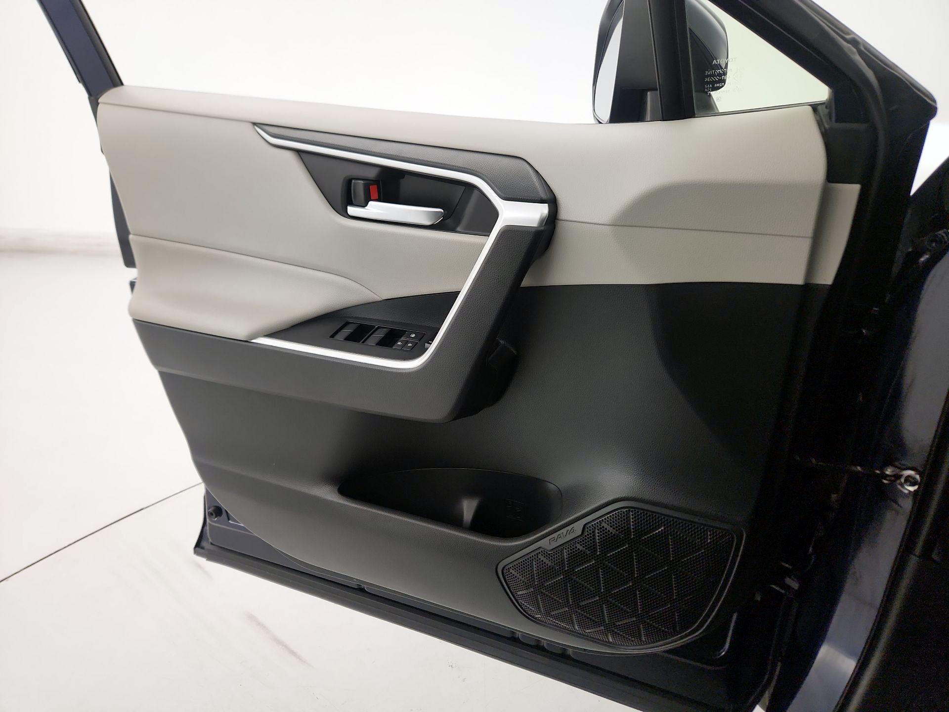 Thumbnail: 2019 Toyota RAV4 - 12