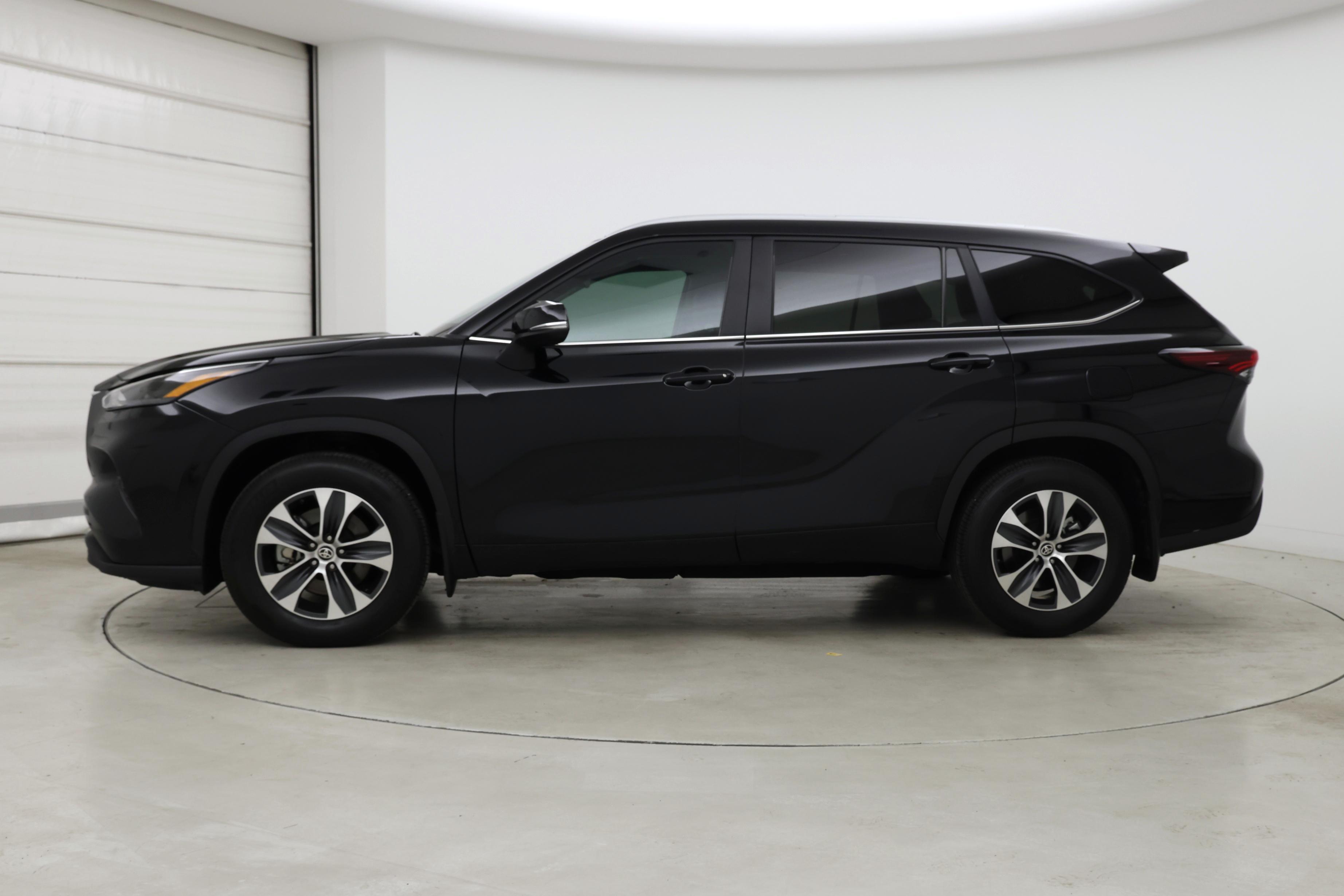 Thumbnail: 2024 Toyota Highlander - 3
