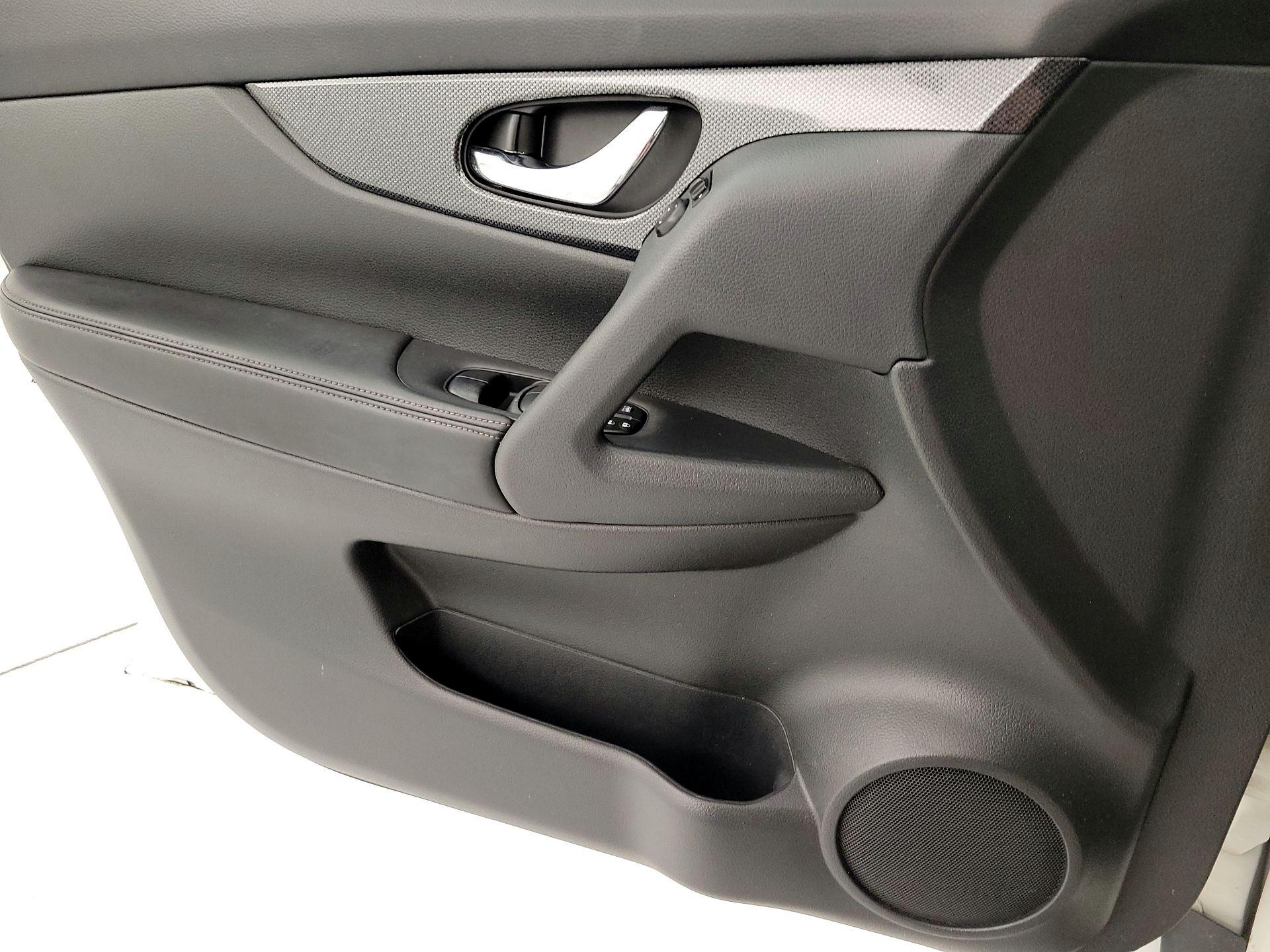 Thumbnail: 2016 Nissan Rogue - 12