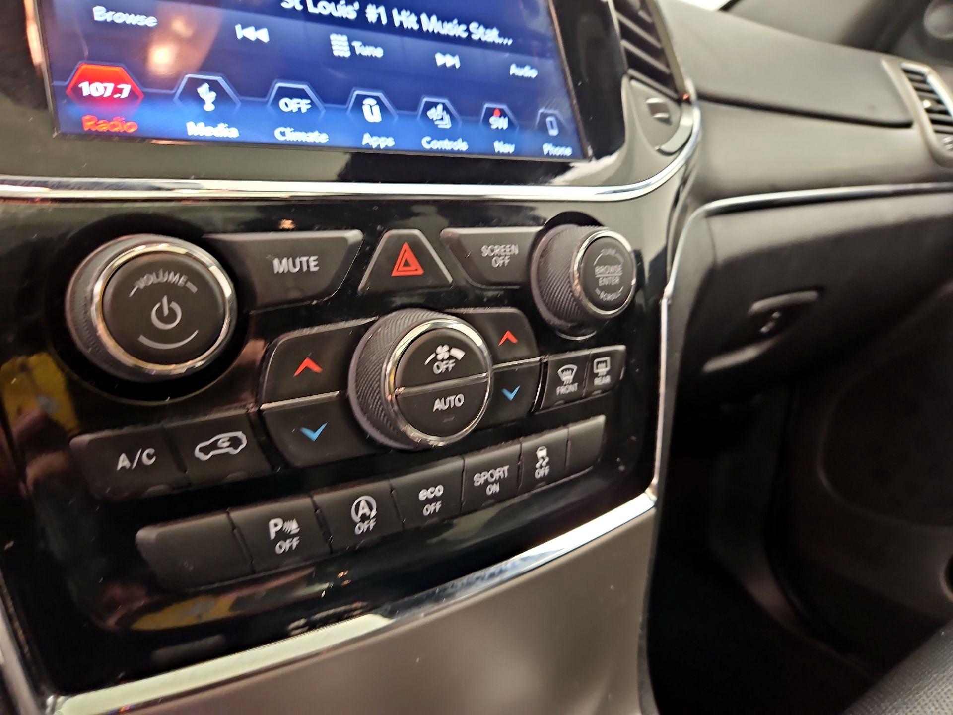 Thumbnail: 2019 Jeep Grand Cherokee - 16