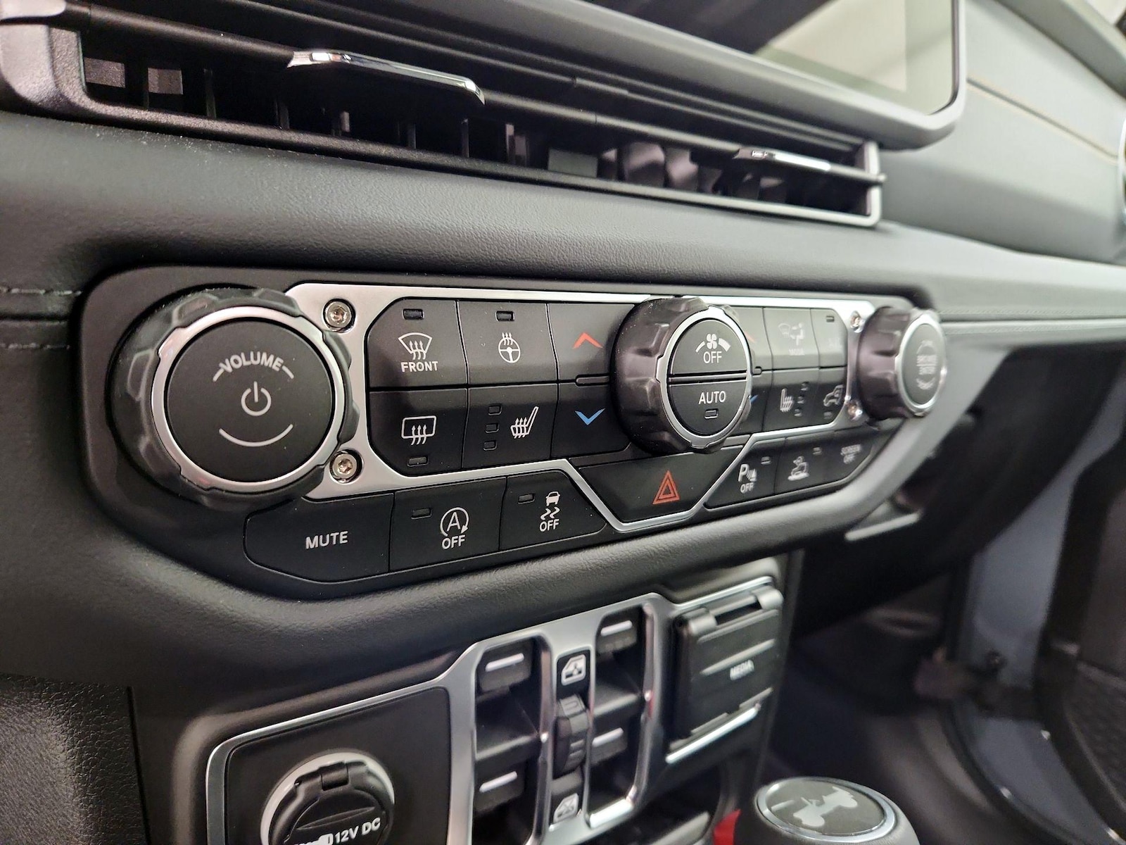 2026 Jeep Wrangler 4-Door Sahara - Photo 18