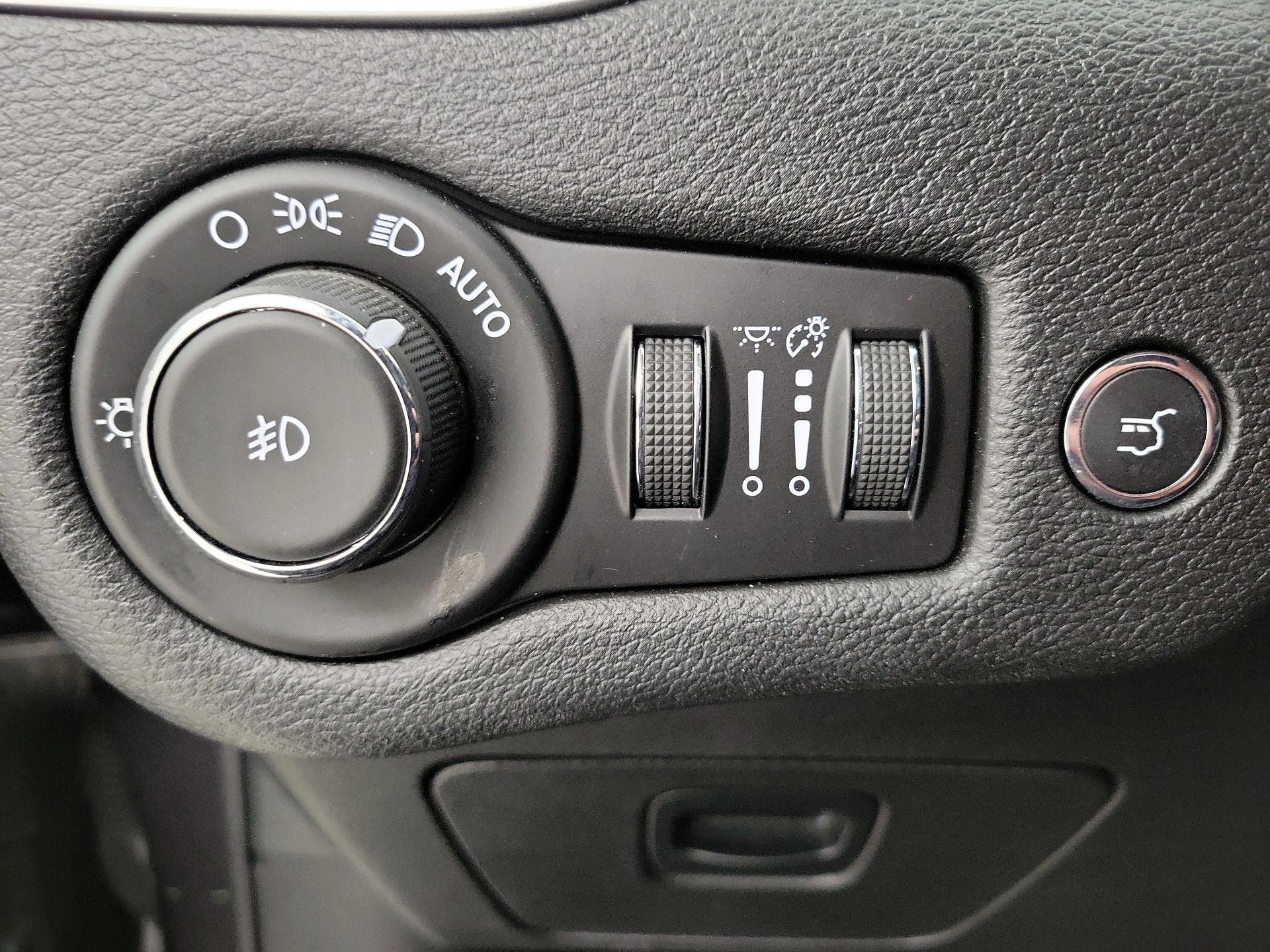 Thumbnail: 2018 Jeep Cherokee - 13