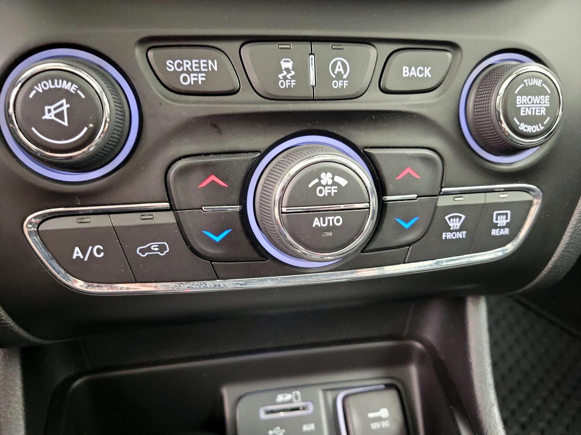 Thumbnail: 2018 Jeep Cherokee - 16