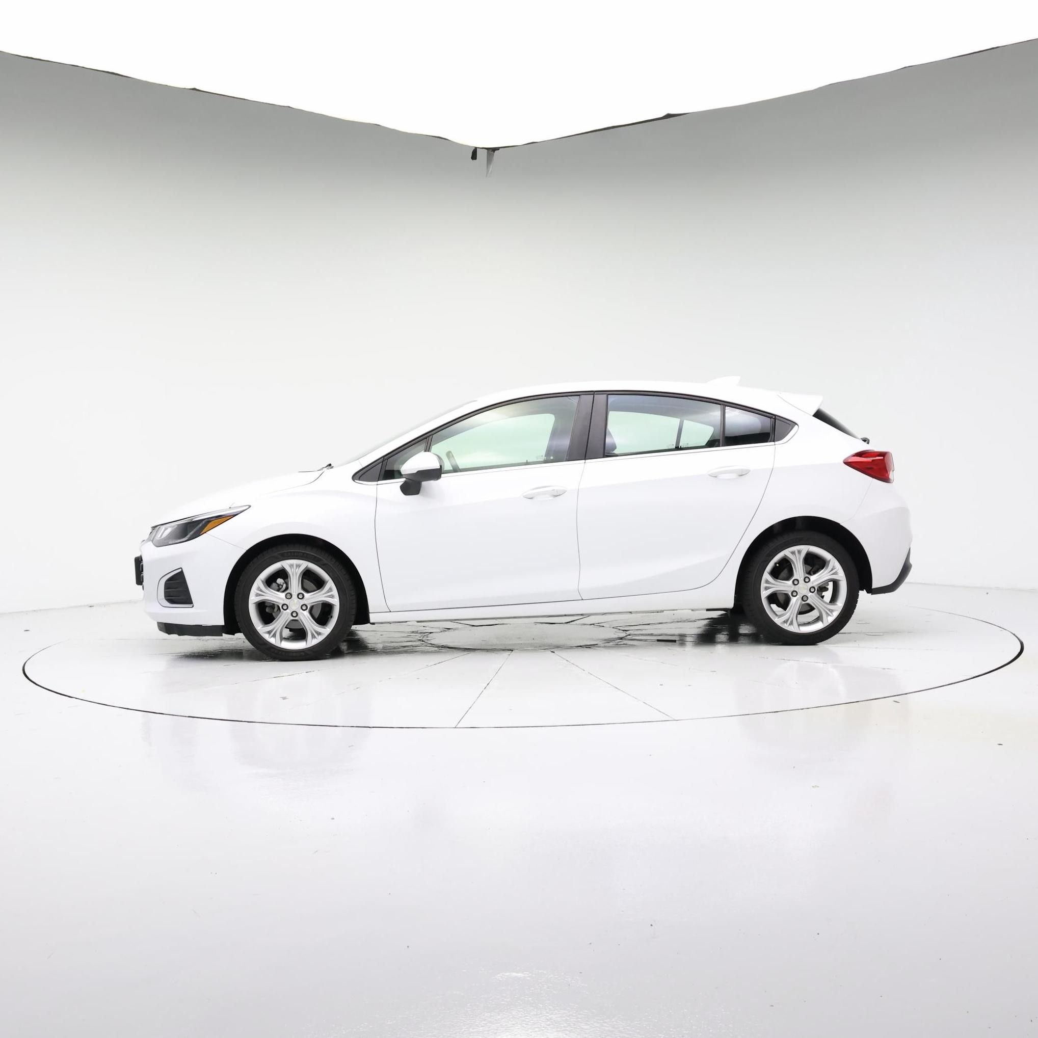 Thumbnail: 2019 Chevrolet Cruze - 3