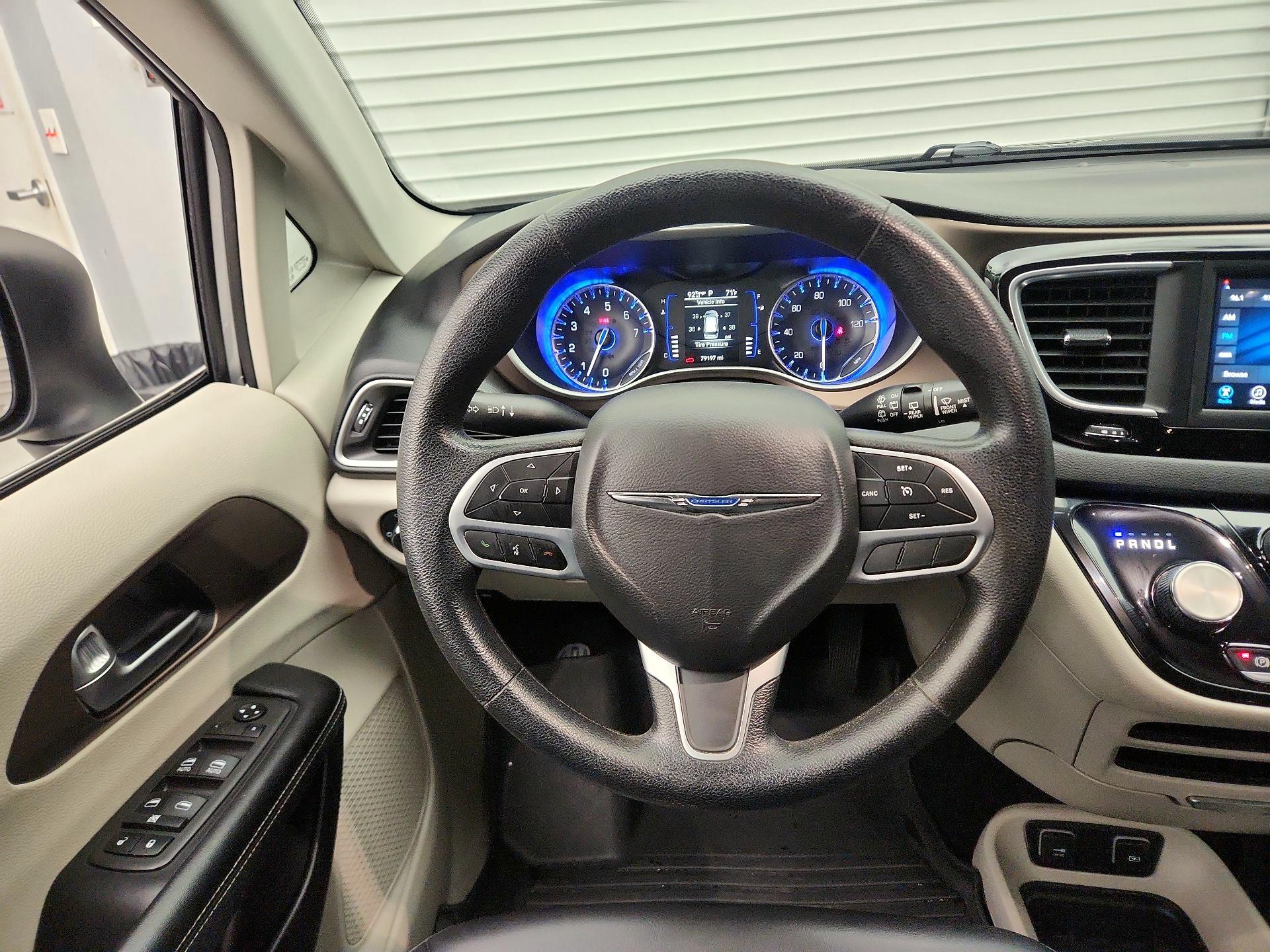 Thumbnail: 2021 Chrysler Voyager - 10