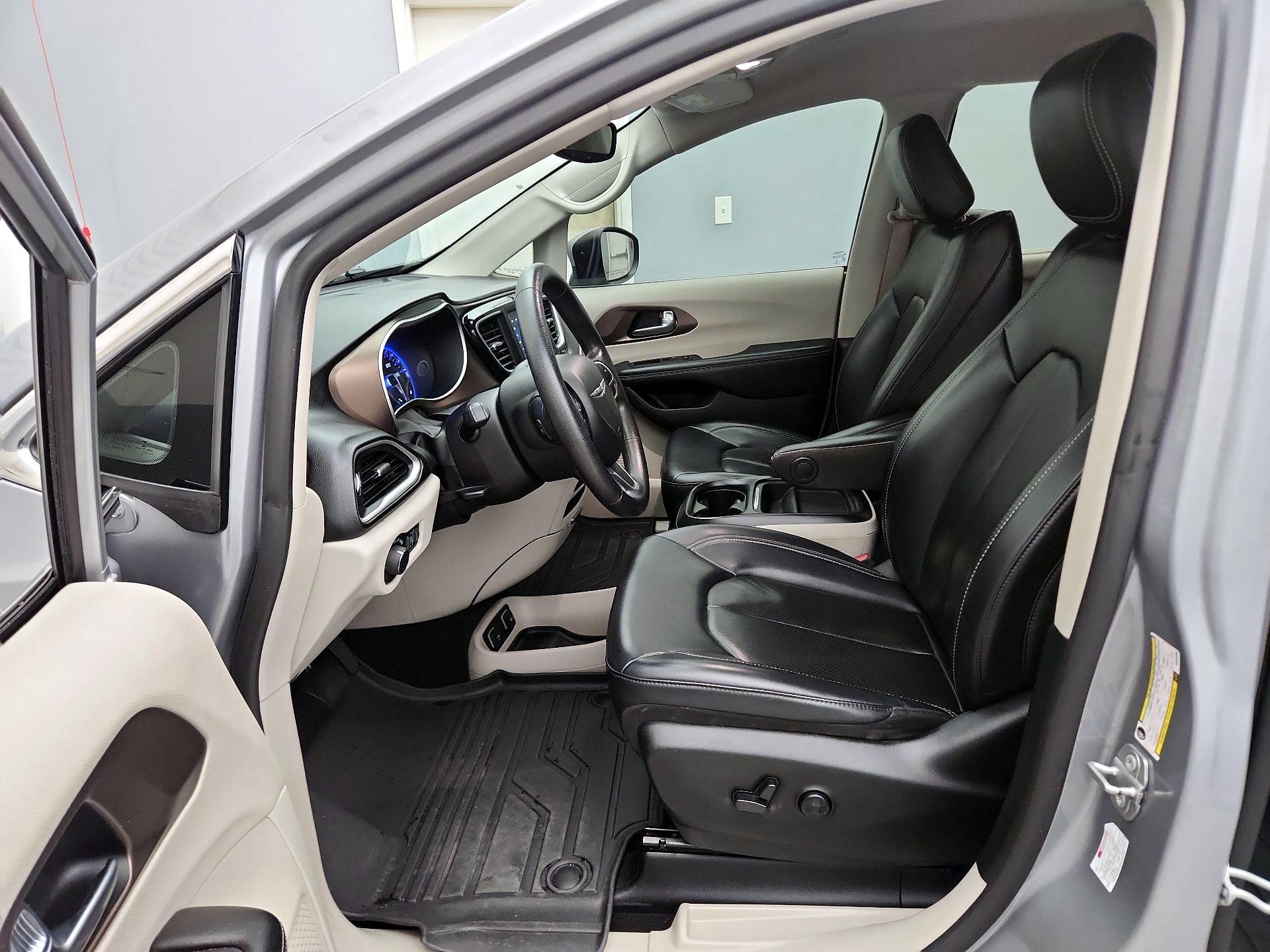 Thumbnail: 2021 Chrysler Voyager - 11
