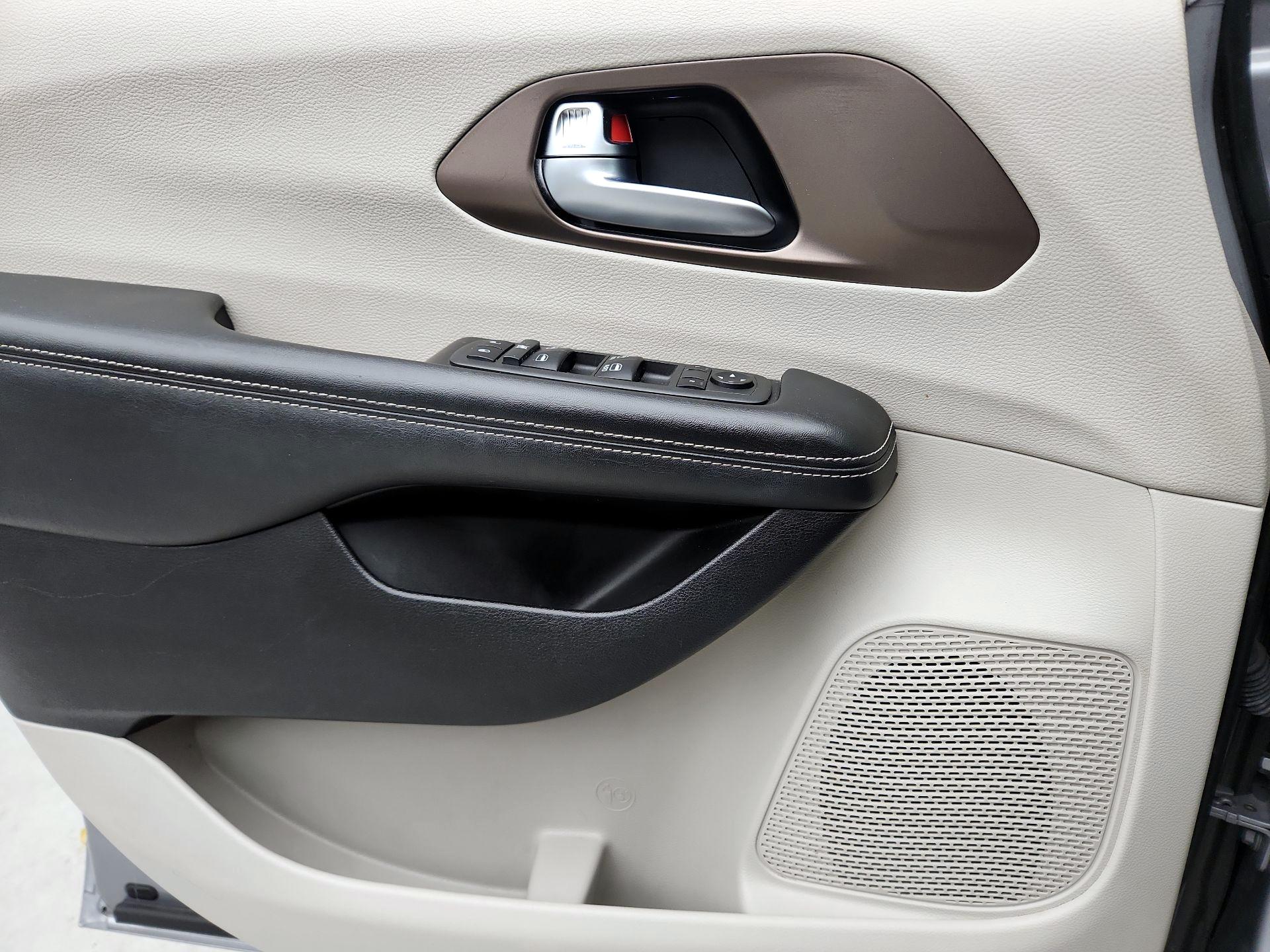 Thumbnail: 2021 Chrysler Voyager - 12