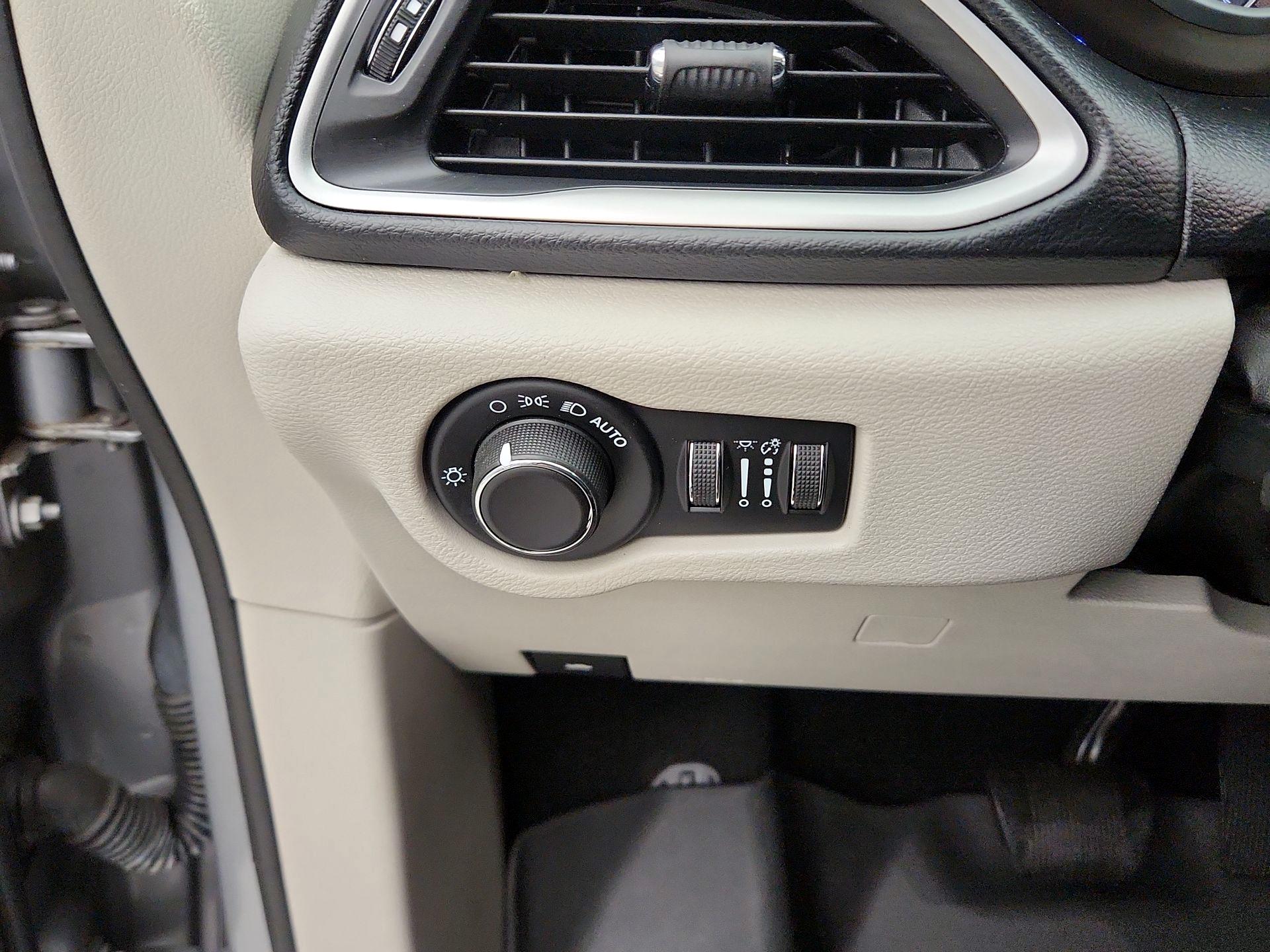 Thumbnail: 2021 Chrysler Voyager - 13