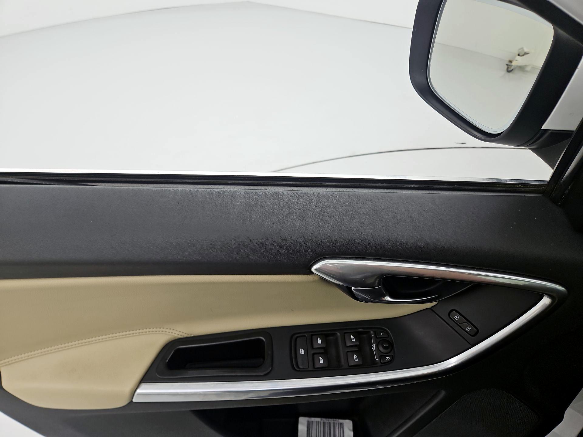 Thumbnail: 2016 Volvo XC60 - 12