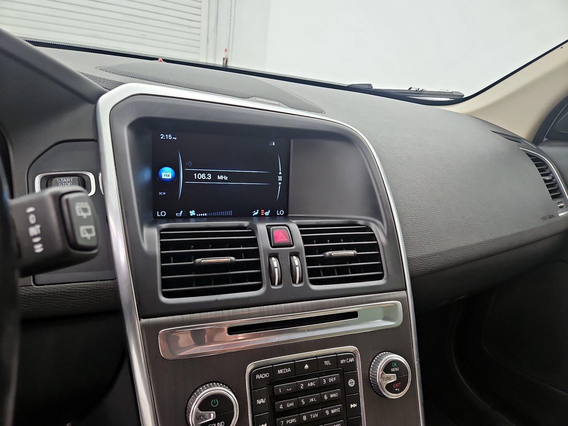 Thumbnail: 2016 Volvo XC60 - 16