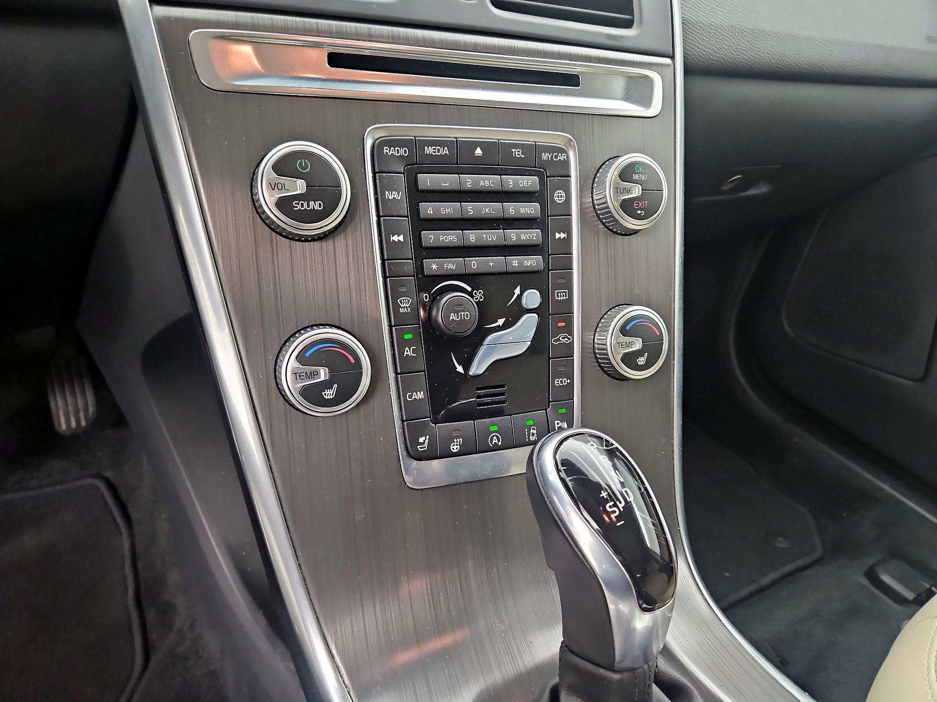 Thumbnail: 2016 Volvo XC60 - 17