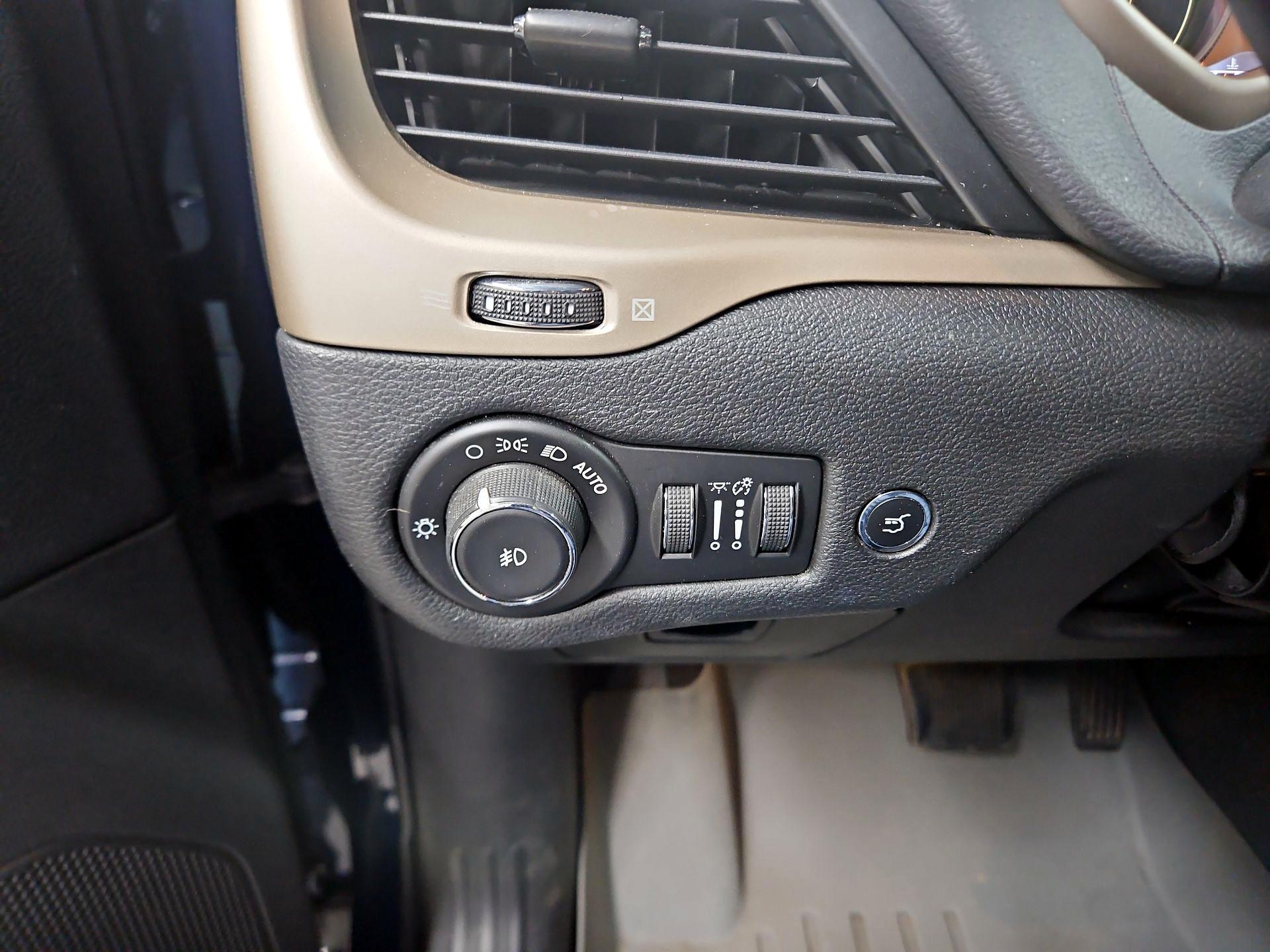 Thumbnail: 2018 Jeep Cherokee - 13