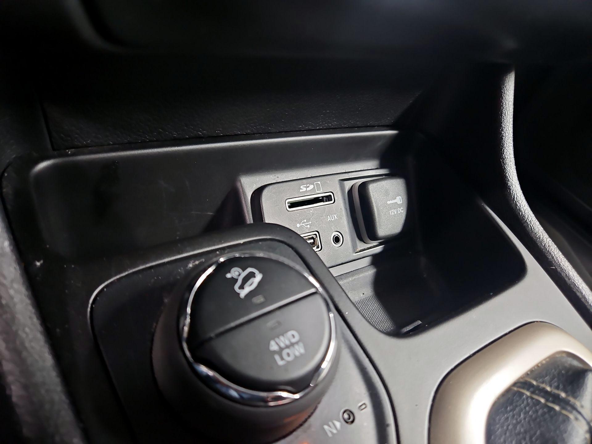 Thumbnail: 2018 Jeep Cherokee - 19