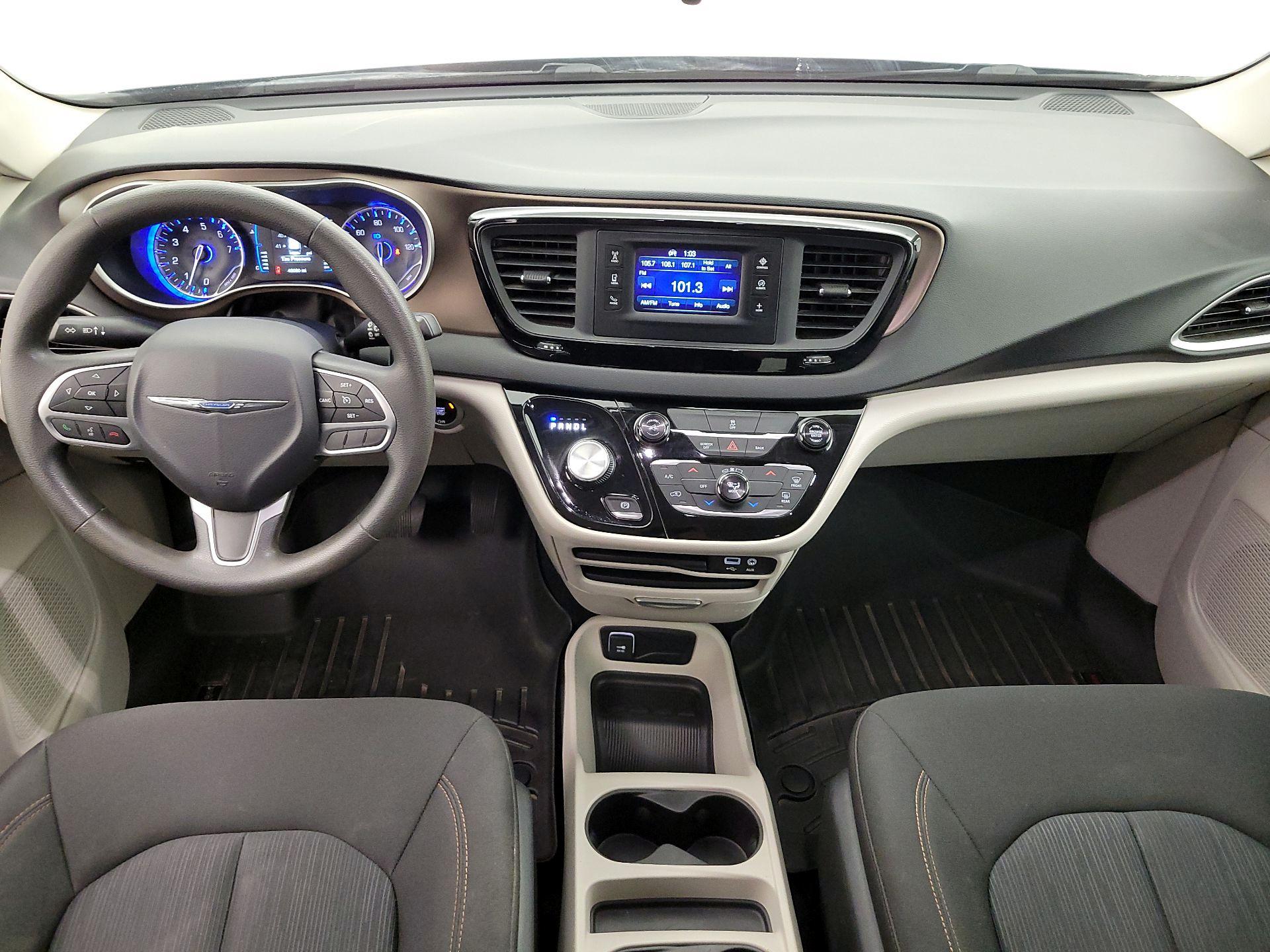 Thumbnail: 2017 Chrysler Pacifica - 9