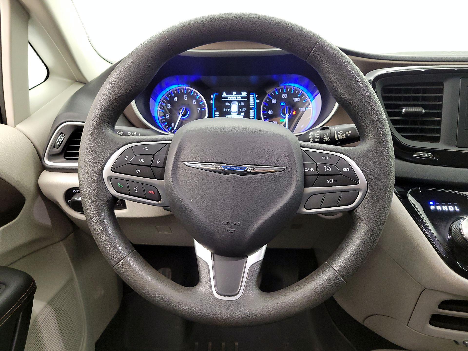 Thumbnail: 2017 Chrysler Pacifica - 10