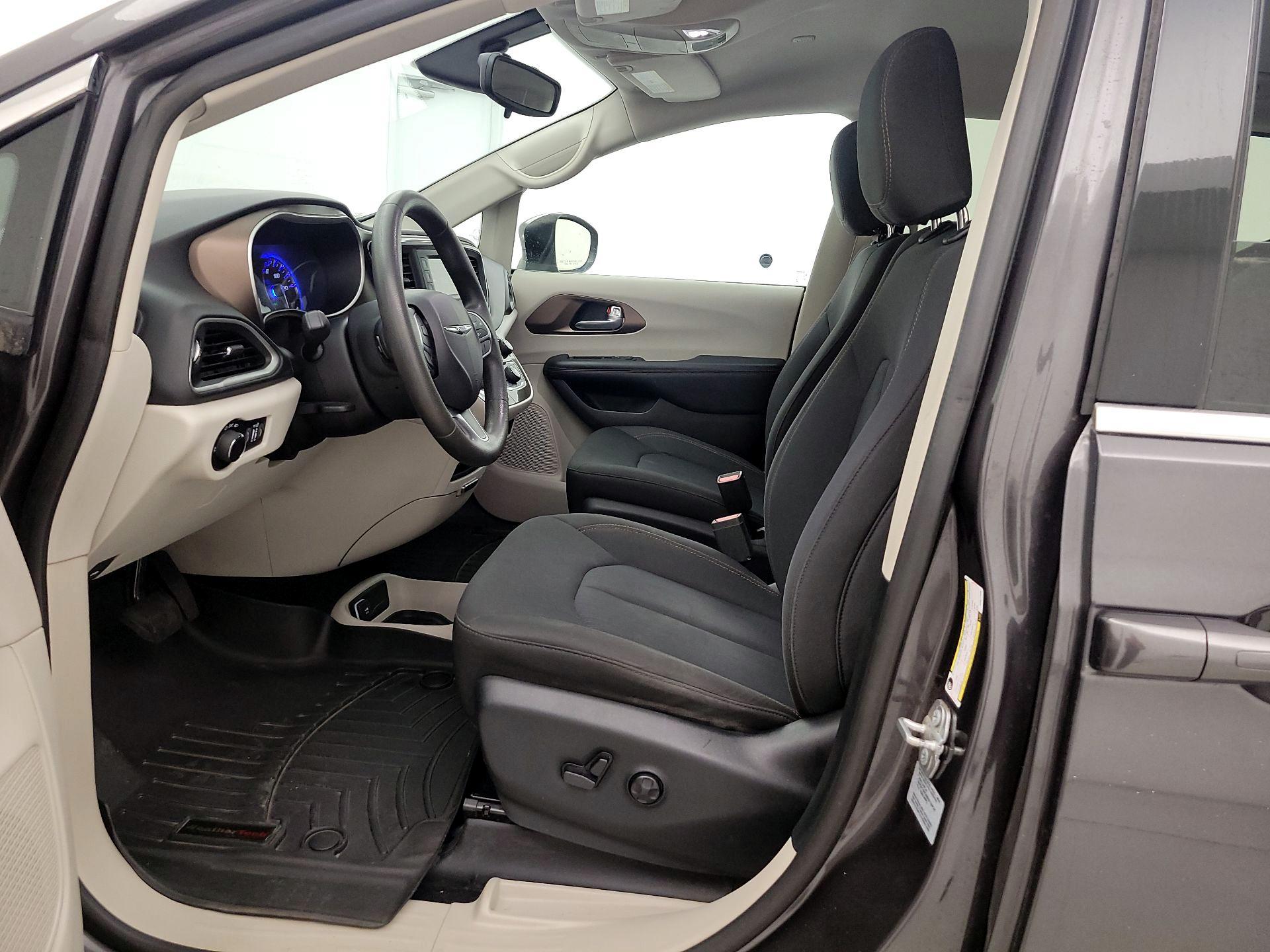 Thumbnail: 2017 Chrysler Pacifica - 11