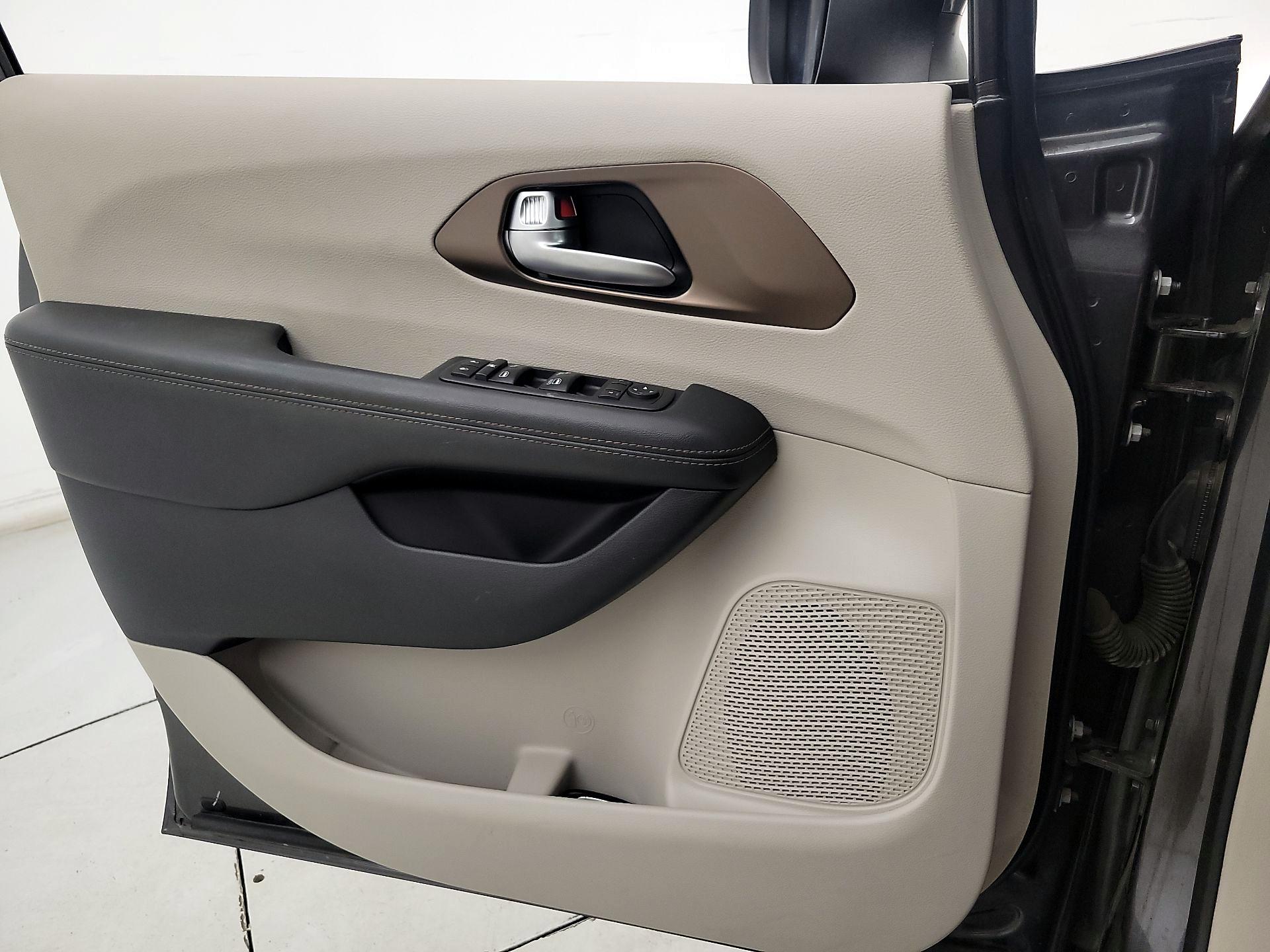 Thumbnail: 2017 Chrysler Pacifica - 12