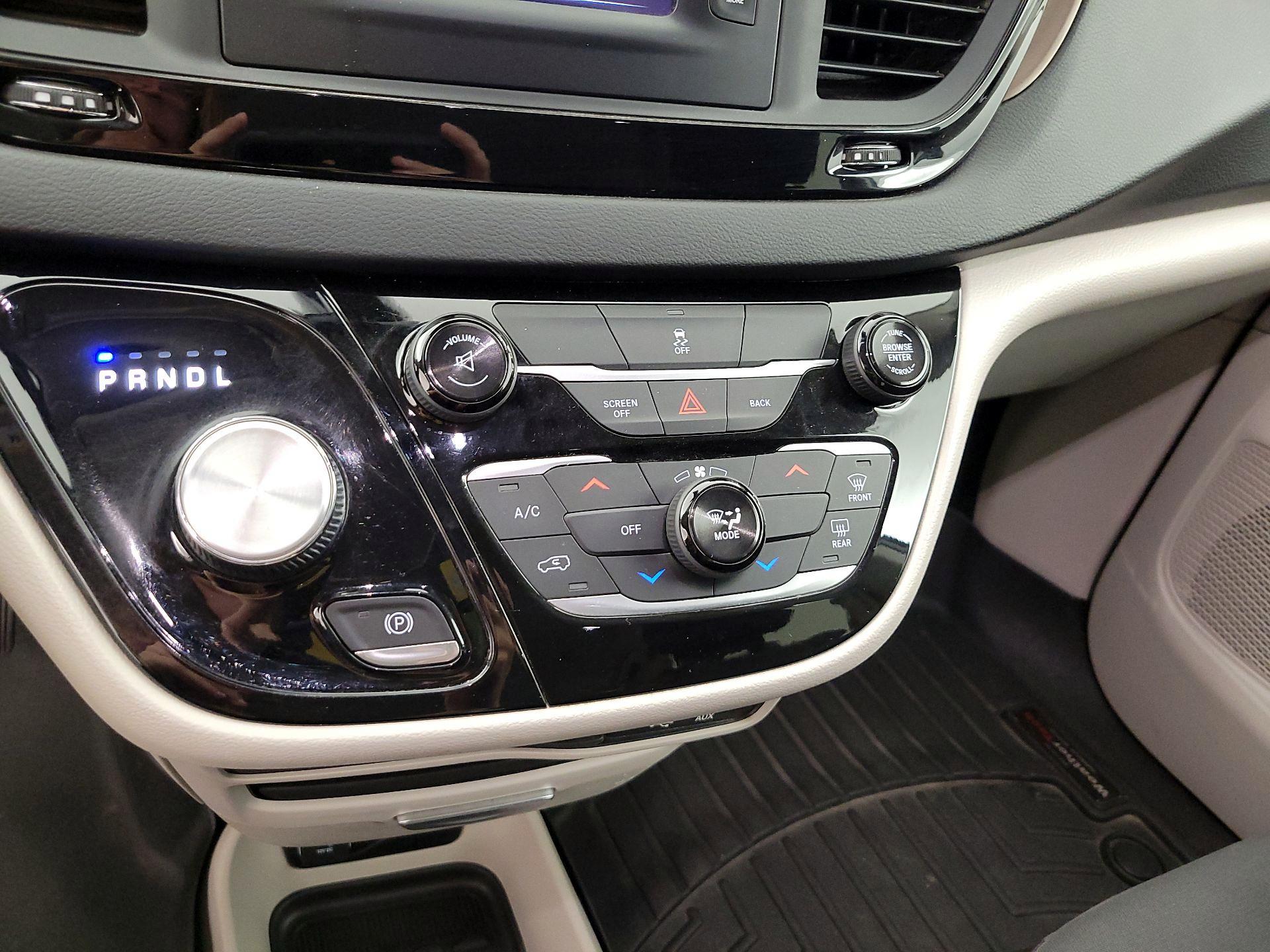 Thumbnail: 2017 Chrysler Pacifica - 17