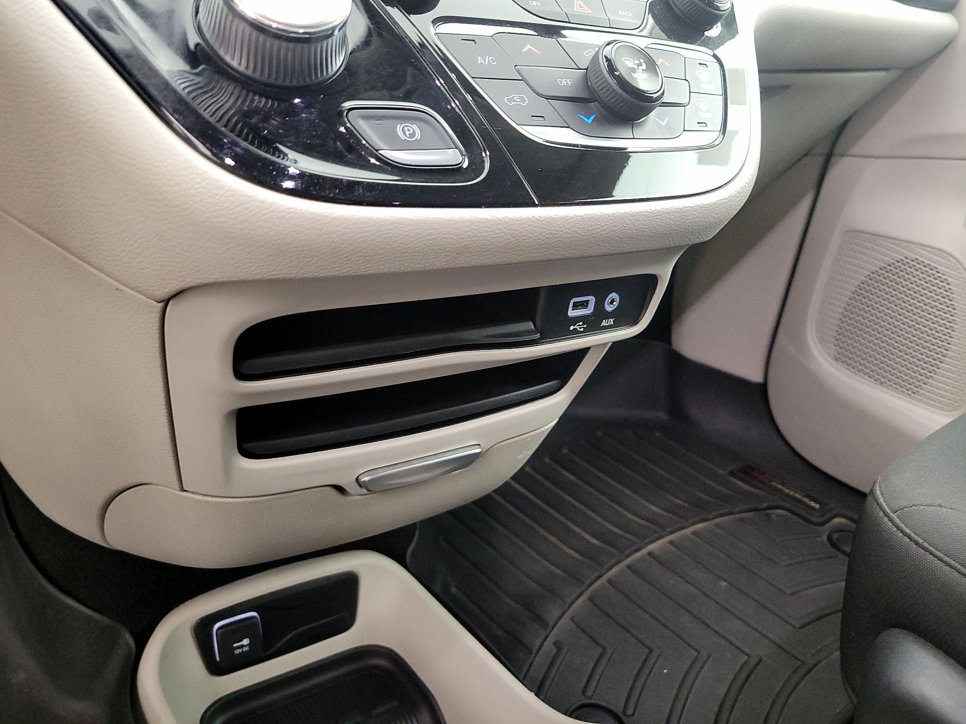 Thumbnail: 2017 Chrysler Pacifica - 19