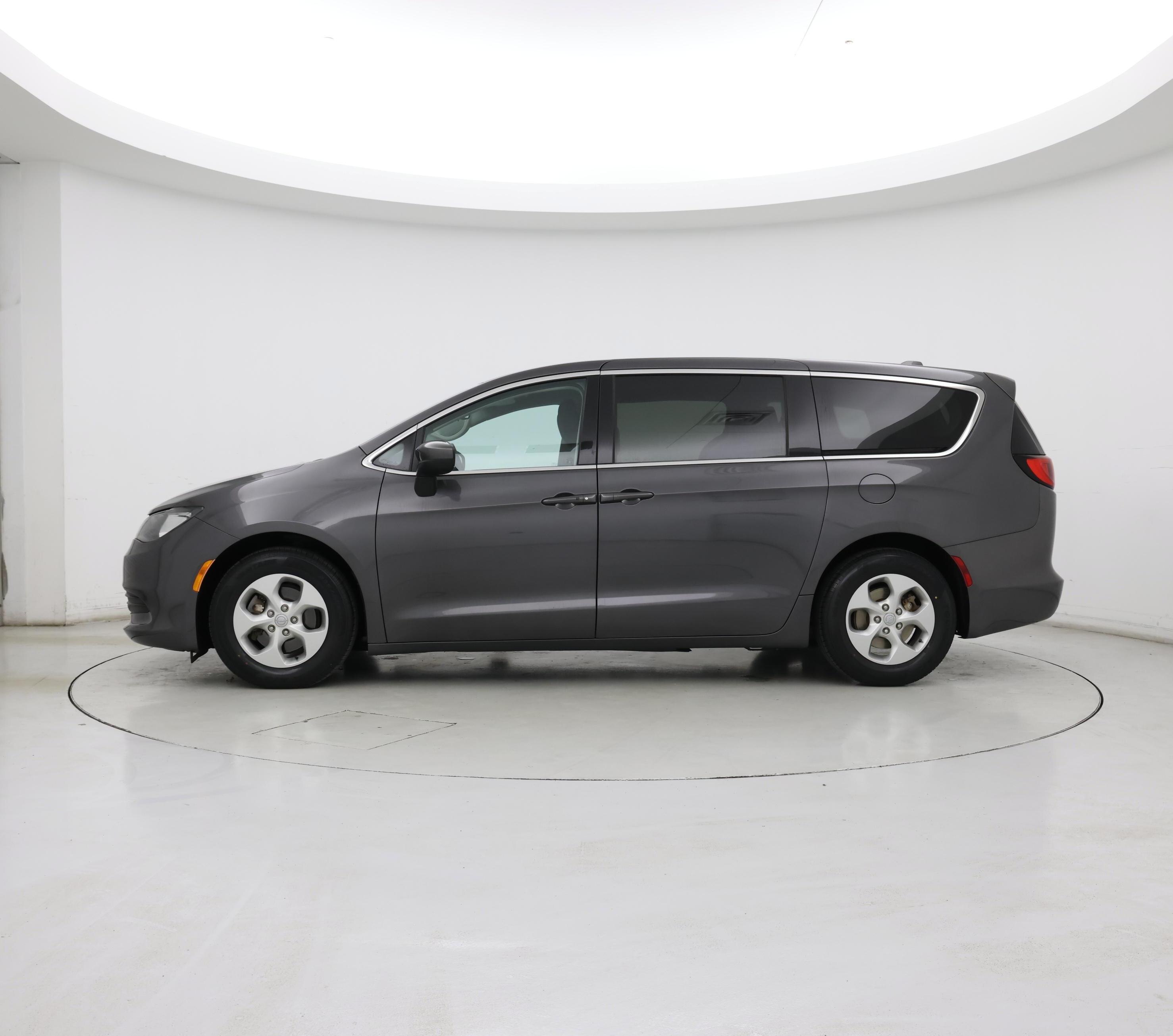 Thumbnail: 2017 Chrysler Pacifica - 3