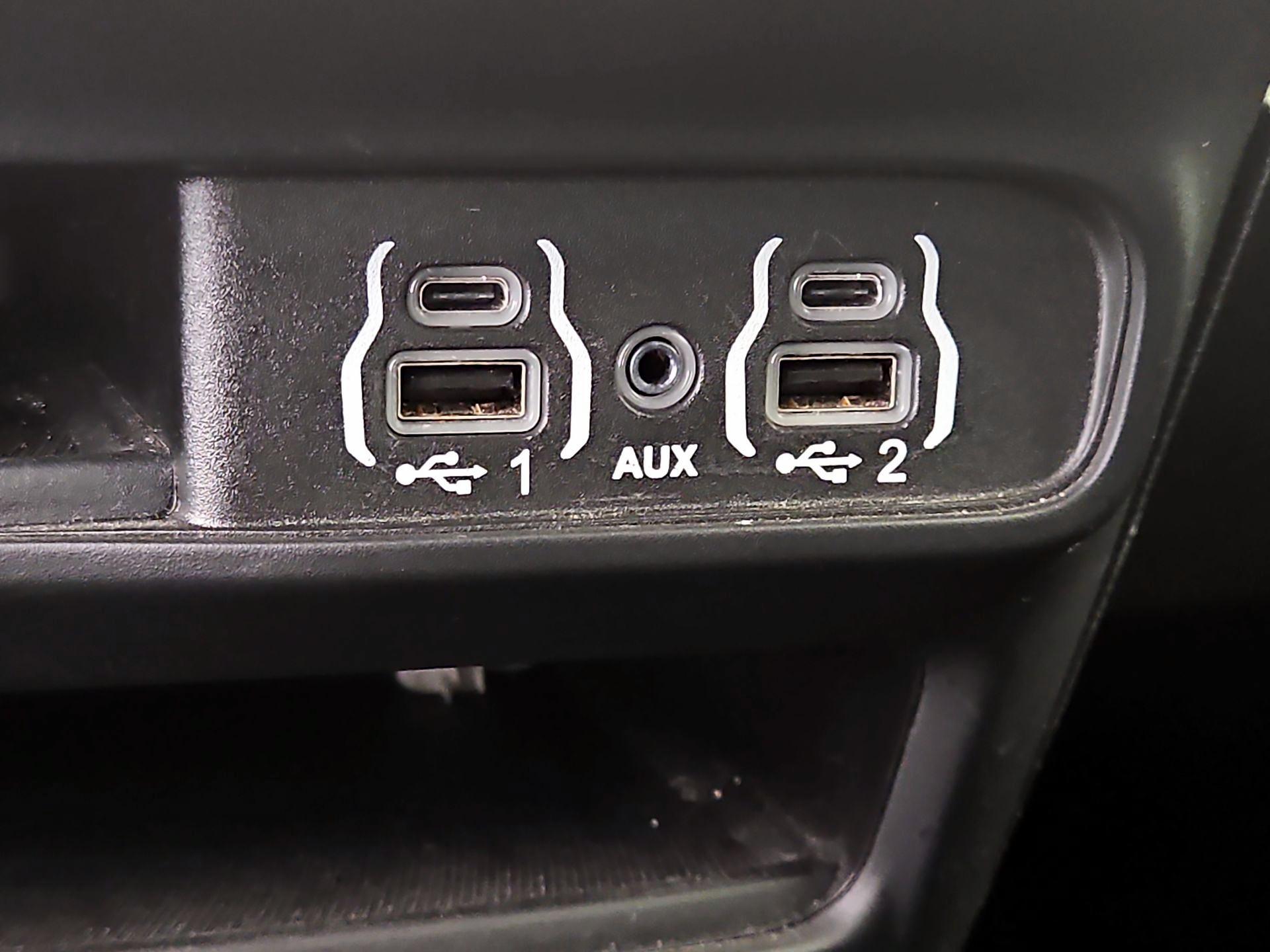 Thumbnail: 2021 Chrysler Pacifica - 18