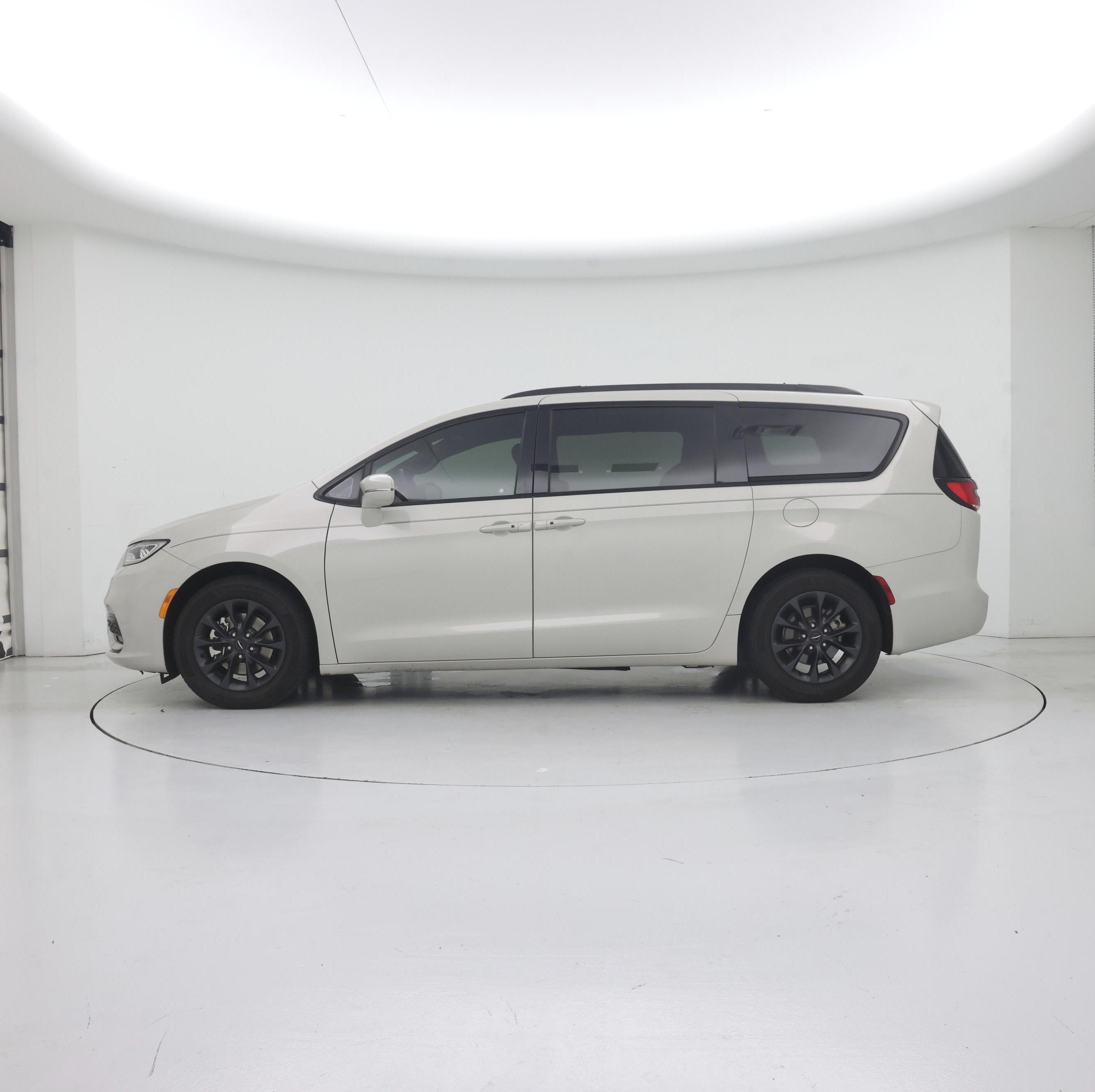 Thumbnail: 2021 Chrysler Pacifica - 3