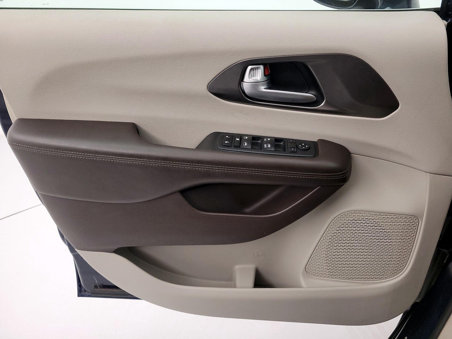 Thumbnail: 2018 Chrysler Pacifica - 12