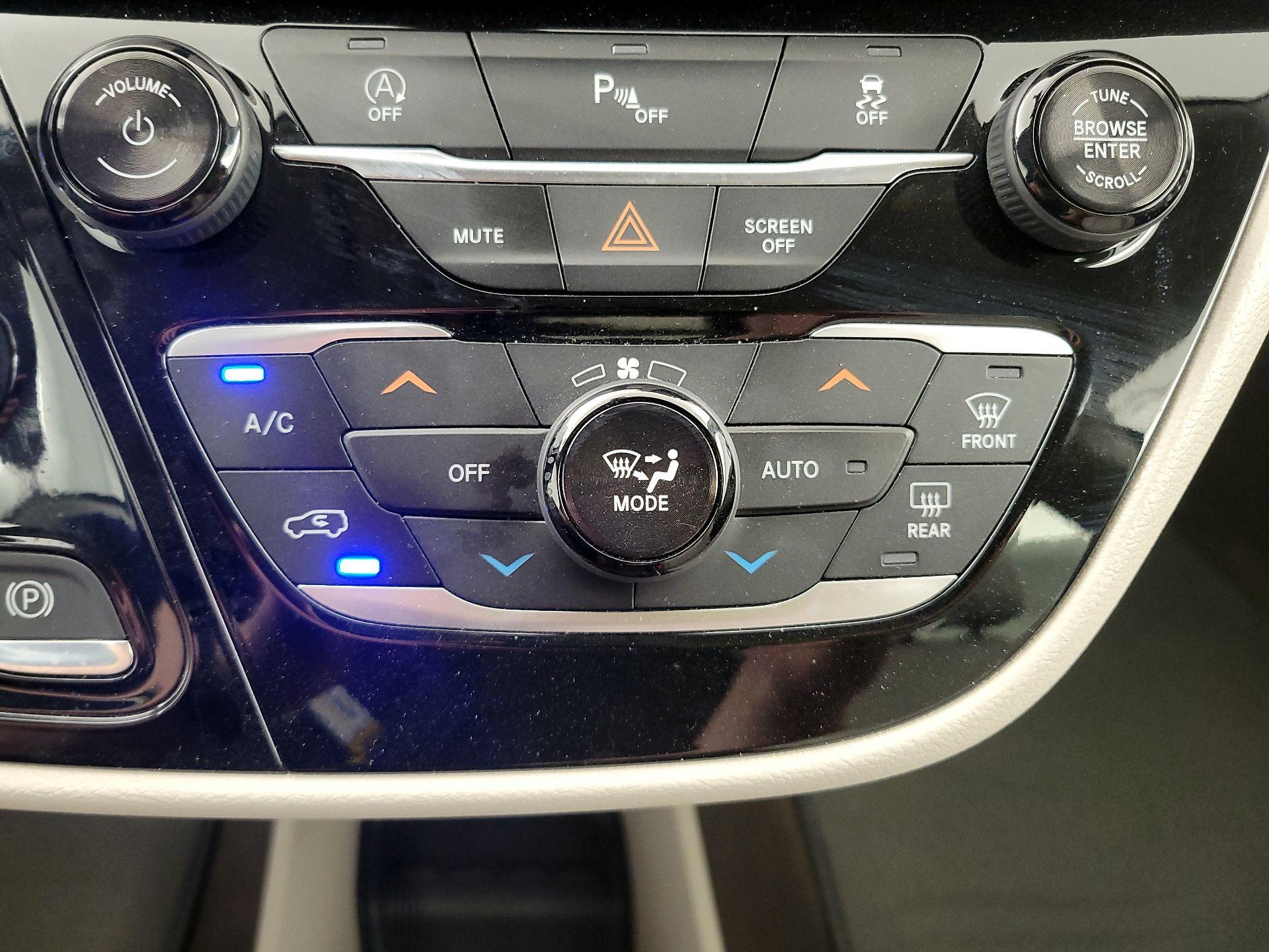 Thumbnail: 2018 Chrysler Pacifica - 16
