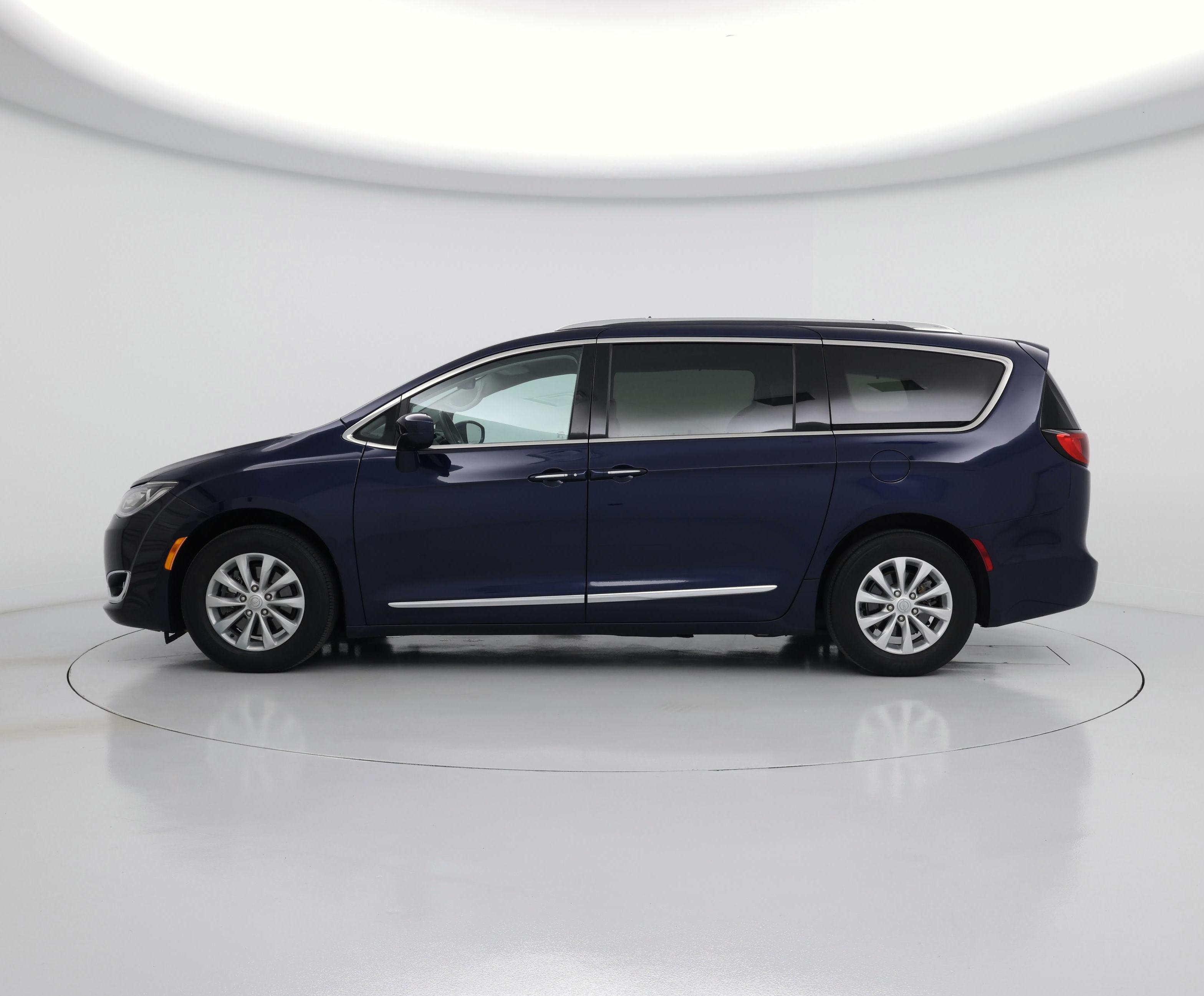Thumbnail: 2018 Chrysler Pacifica - 3