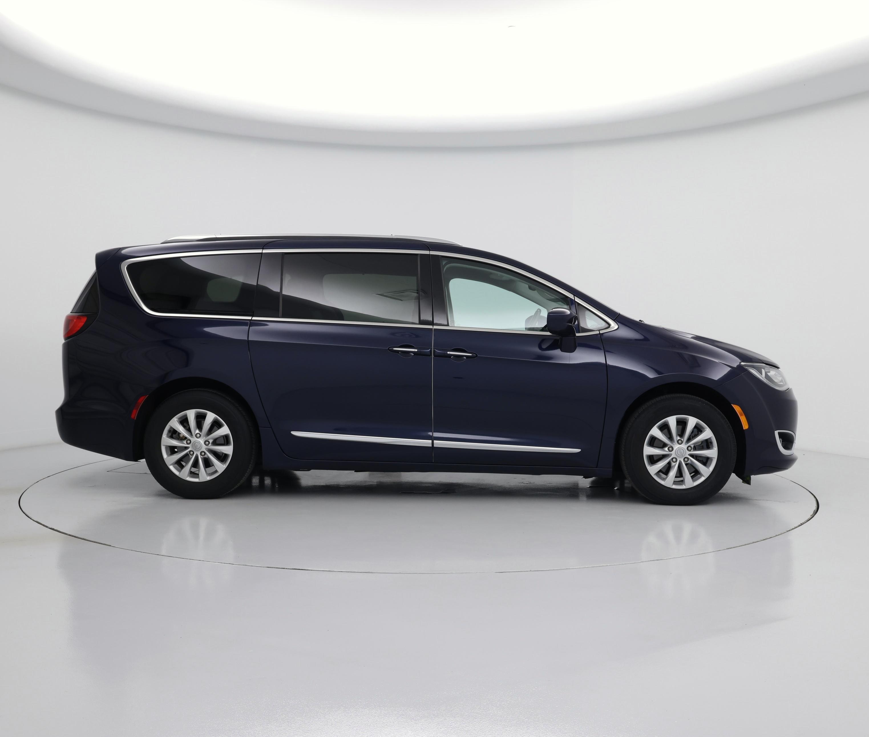 Thumbnail: 2018 Chrysler Pacifica - 7