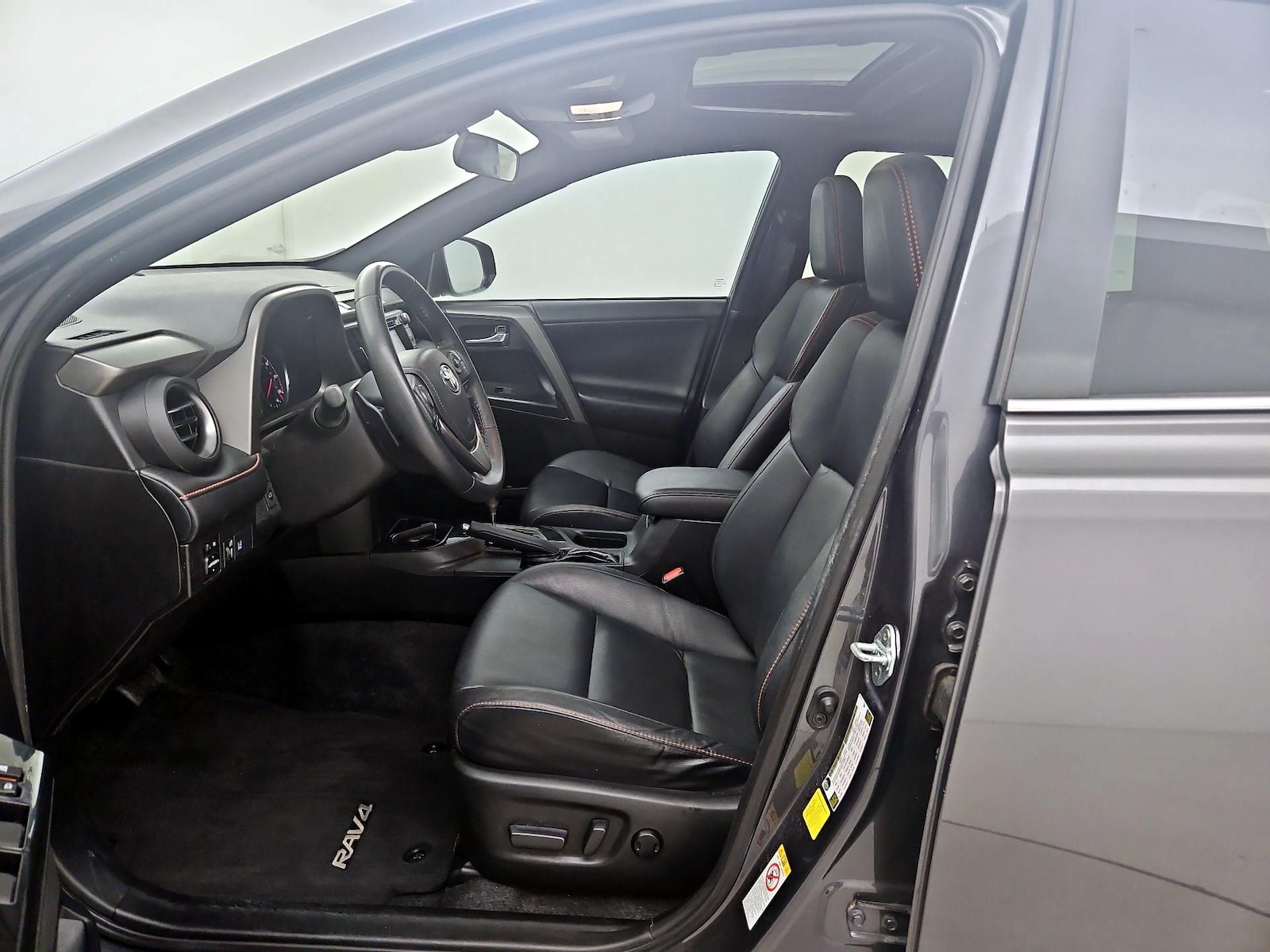 2017 Toyota RAV4 SE - Photo 10