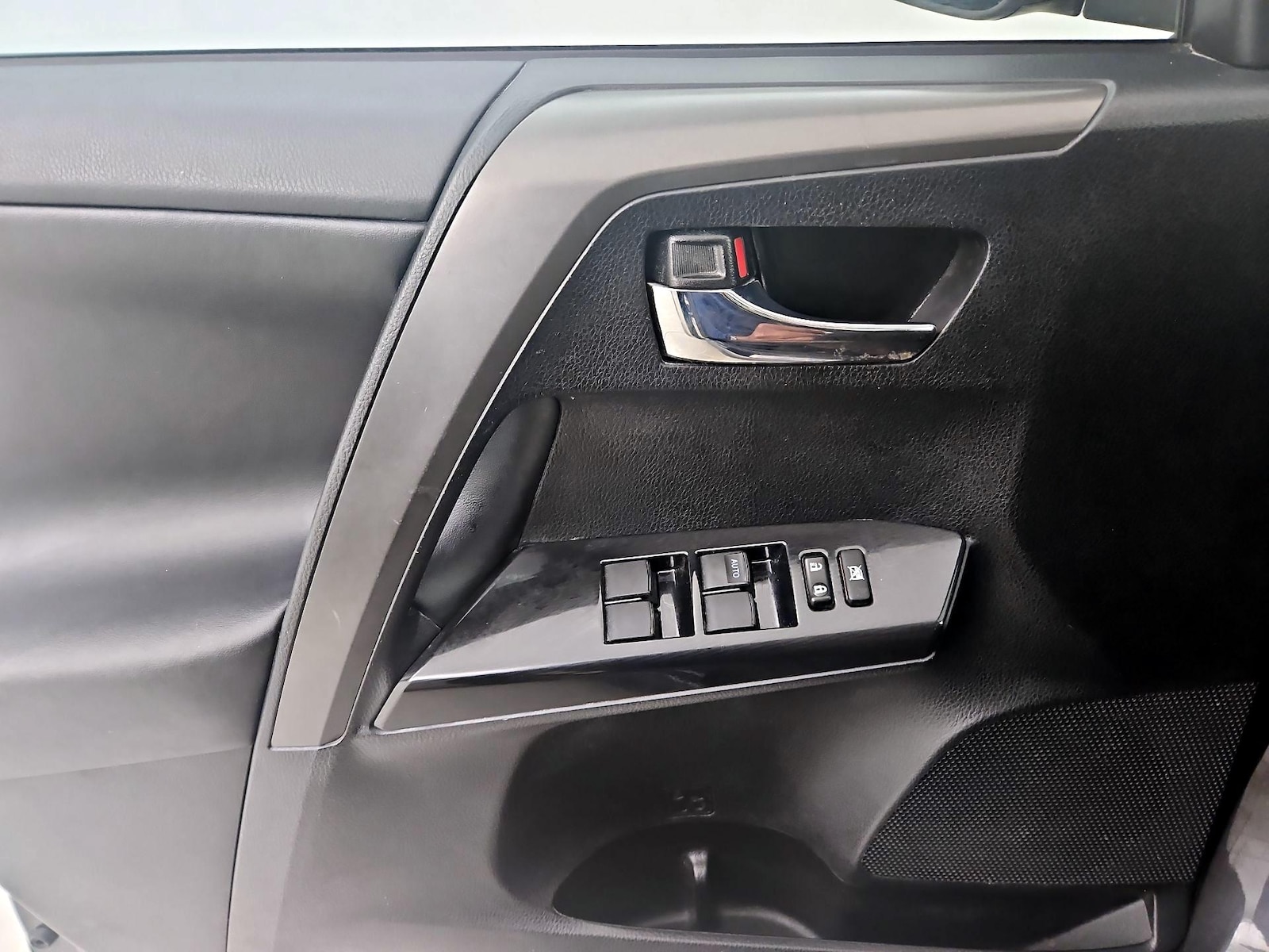2017 Toyota RAV4 SE - Photo 11
