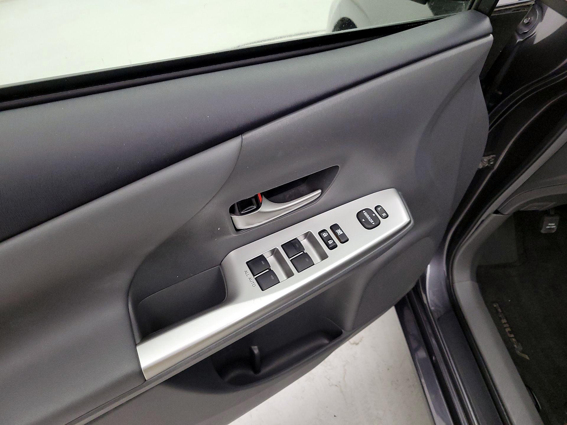Thumbnail: 2014 Toyota Prius v - 12