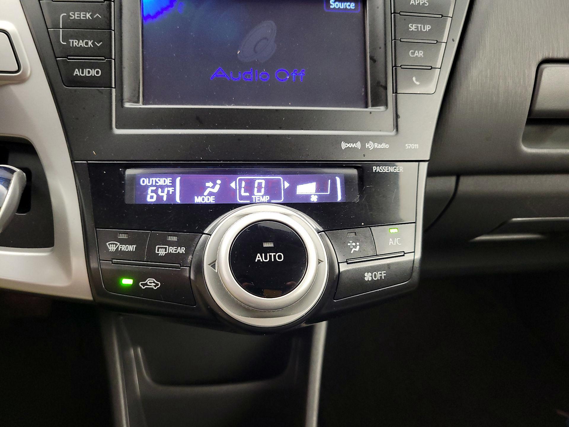 Thumbnail: 2014 Toyota Prius v - 15
