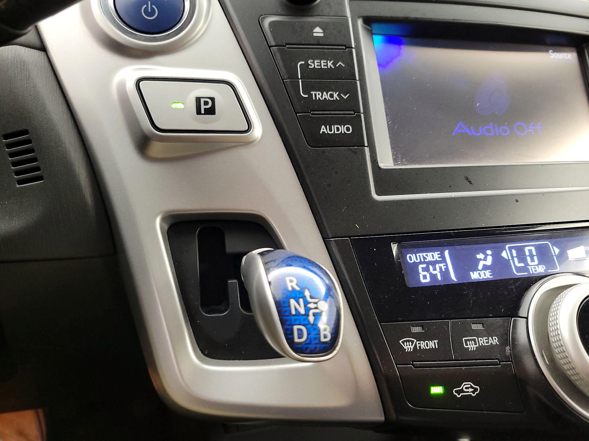 Thumbnail: 2014 Toyota Prius v - 16
