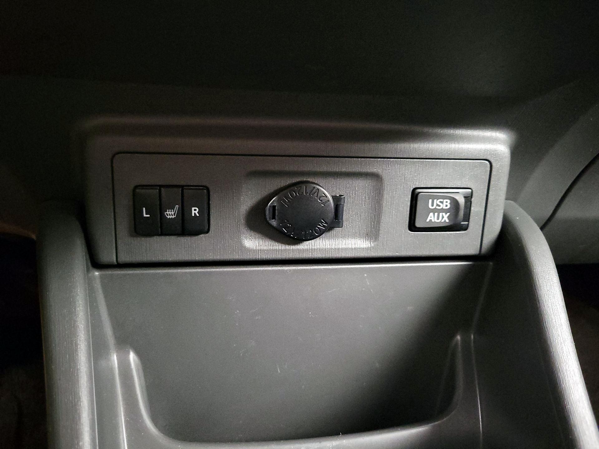 Thumbnail: 2014 Toyota Prius v - 17