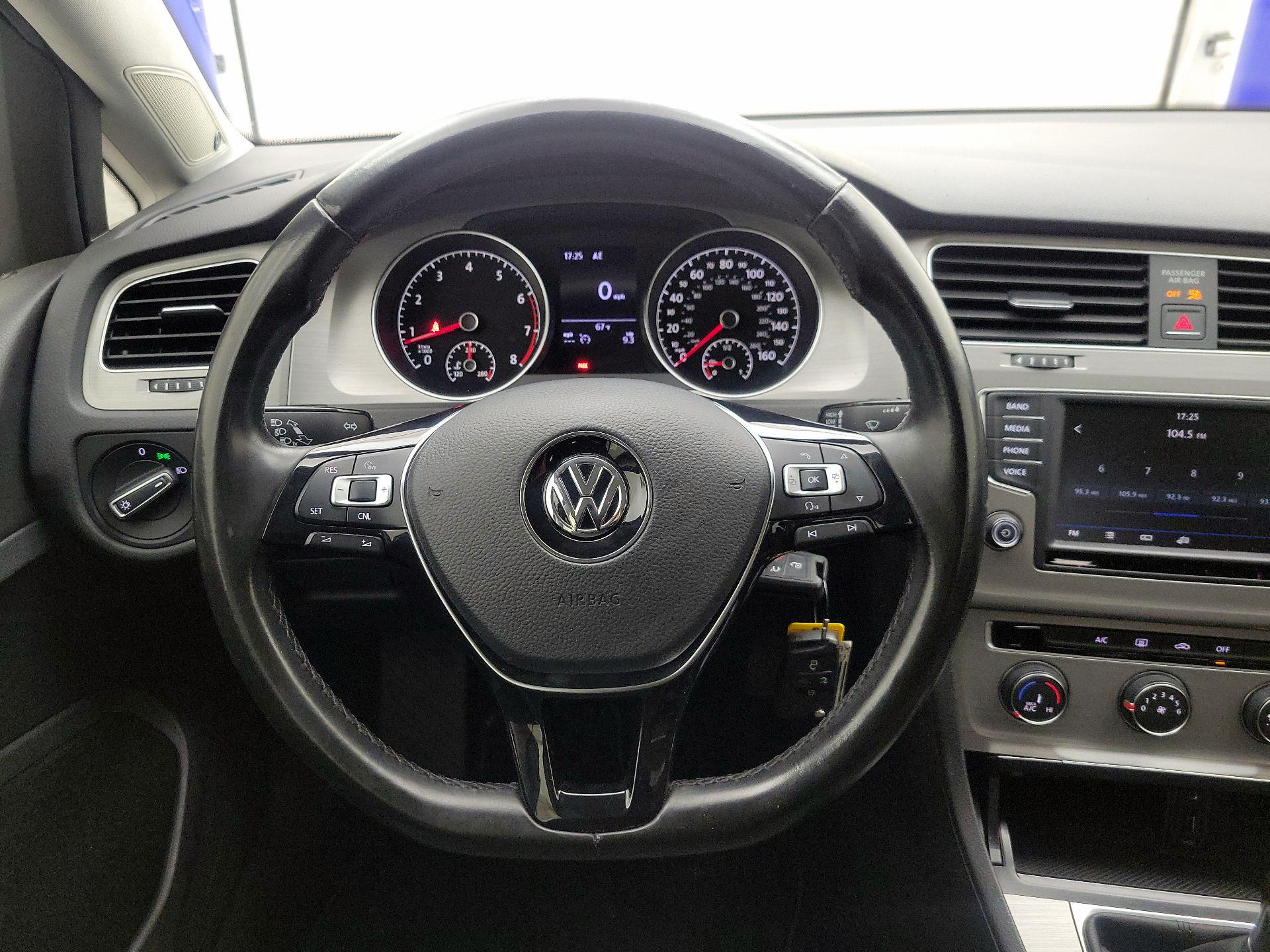 Thumbnail: 2017 Volkswagen Golf - 10