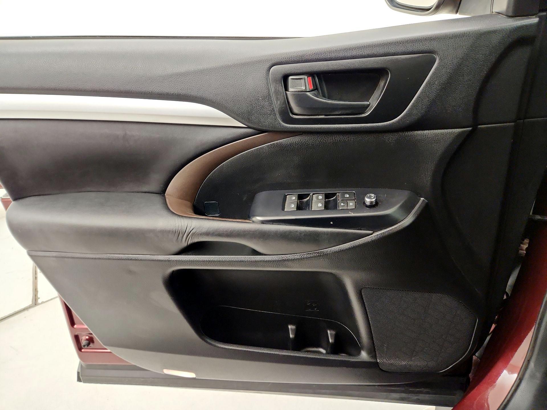 Thumbnail: 2015 Toyota Highlander - 12