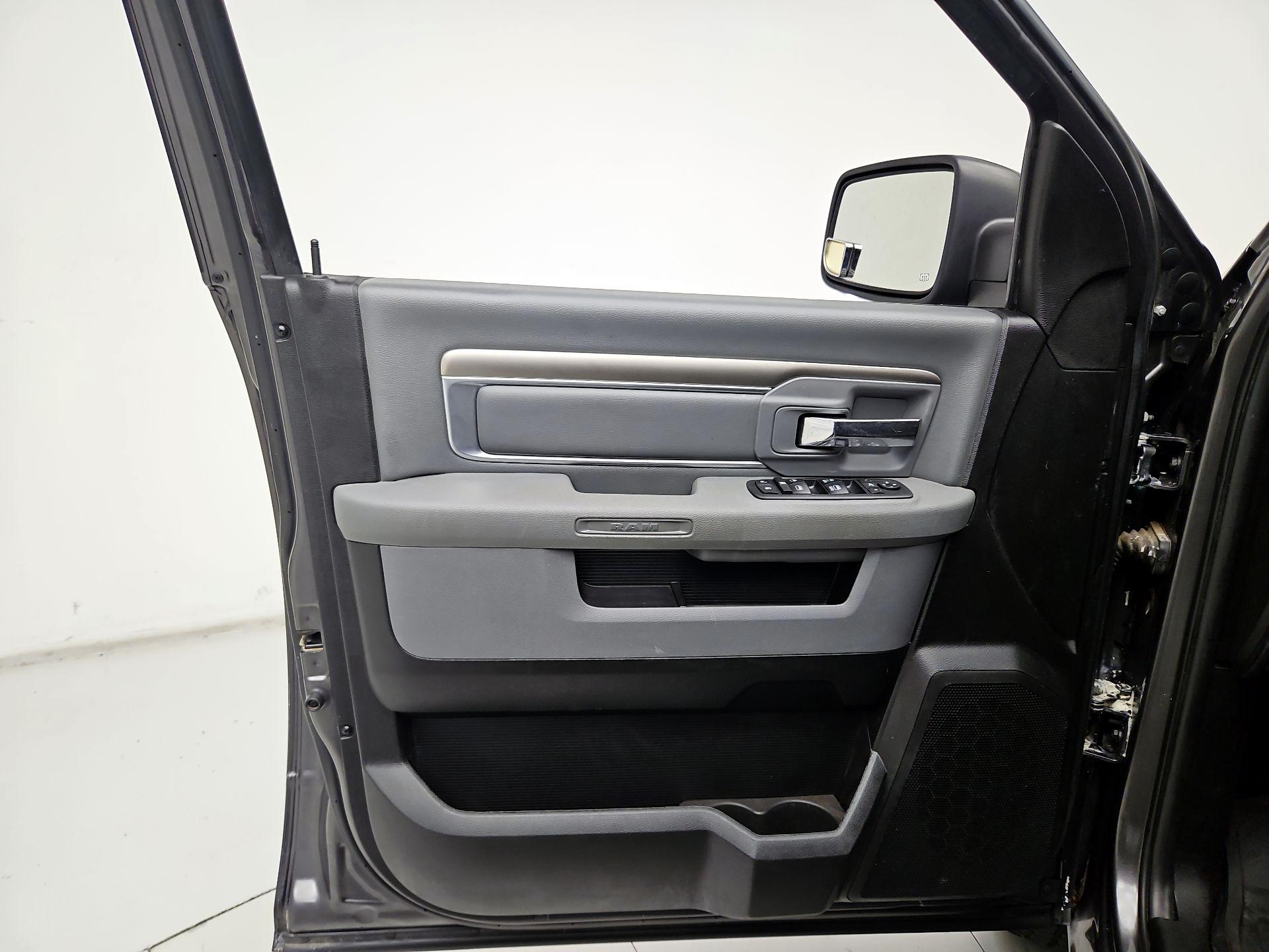 Thumbnail: 2019 RAM 1500 Classic - 12