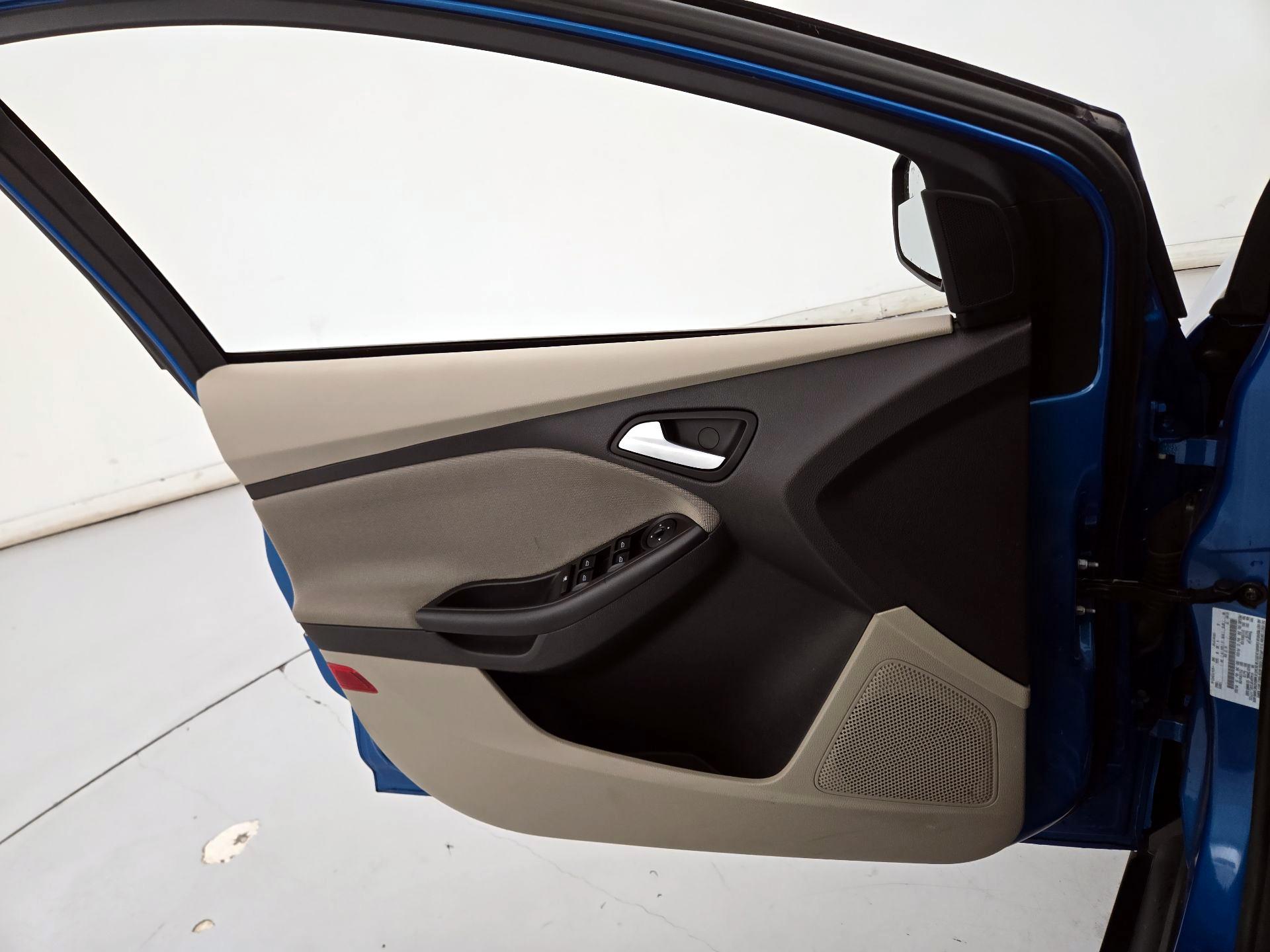 Thumbnail: 2014 Ford Focus - 12