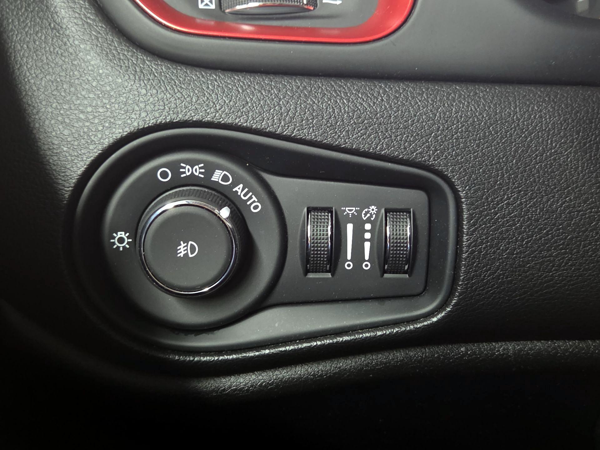 Thumbnail: 2020 Jeep Renegade - 13
