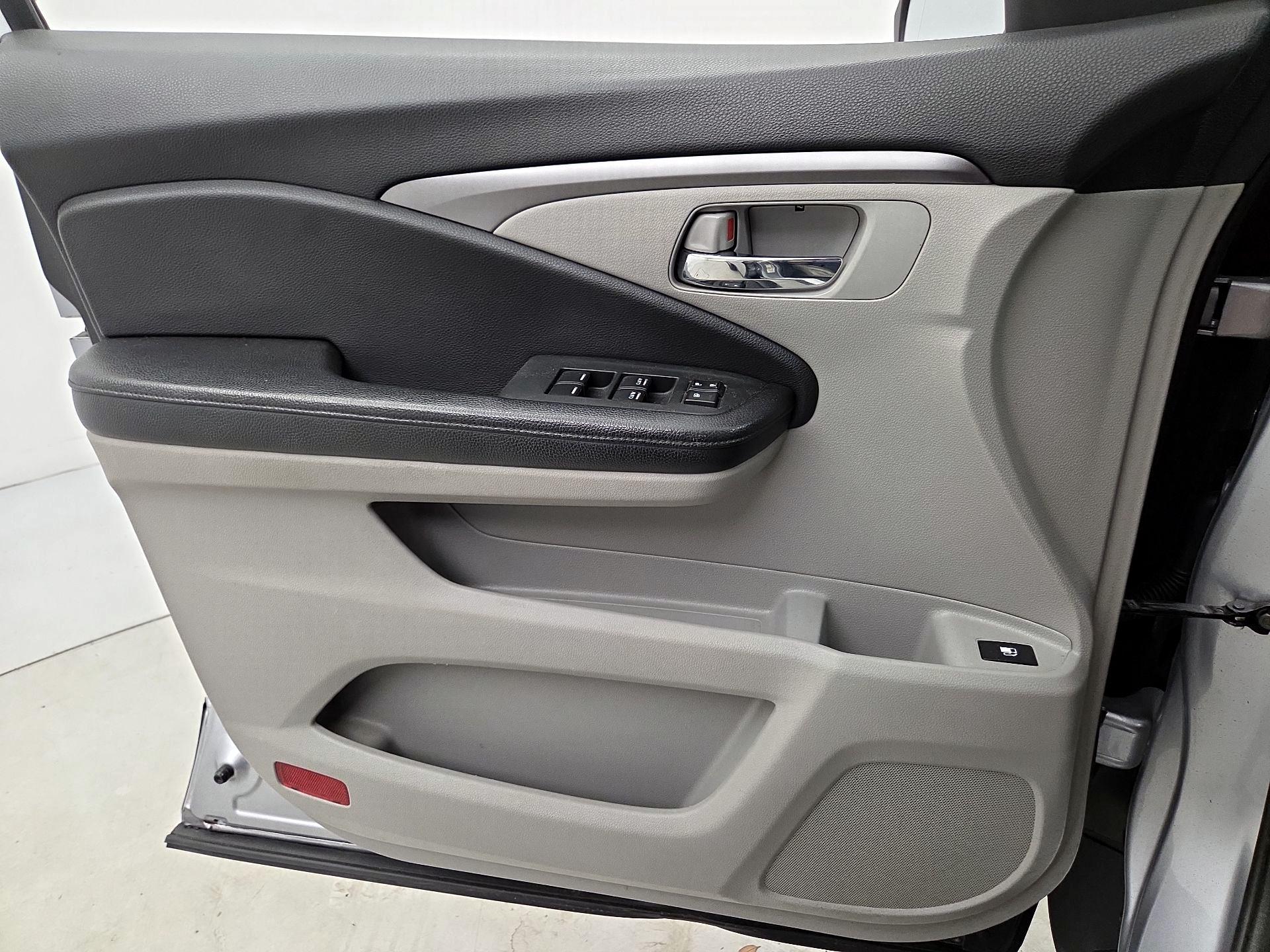 Thumbnail: 2016 Honda Pilot - 12