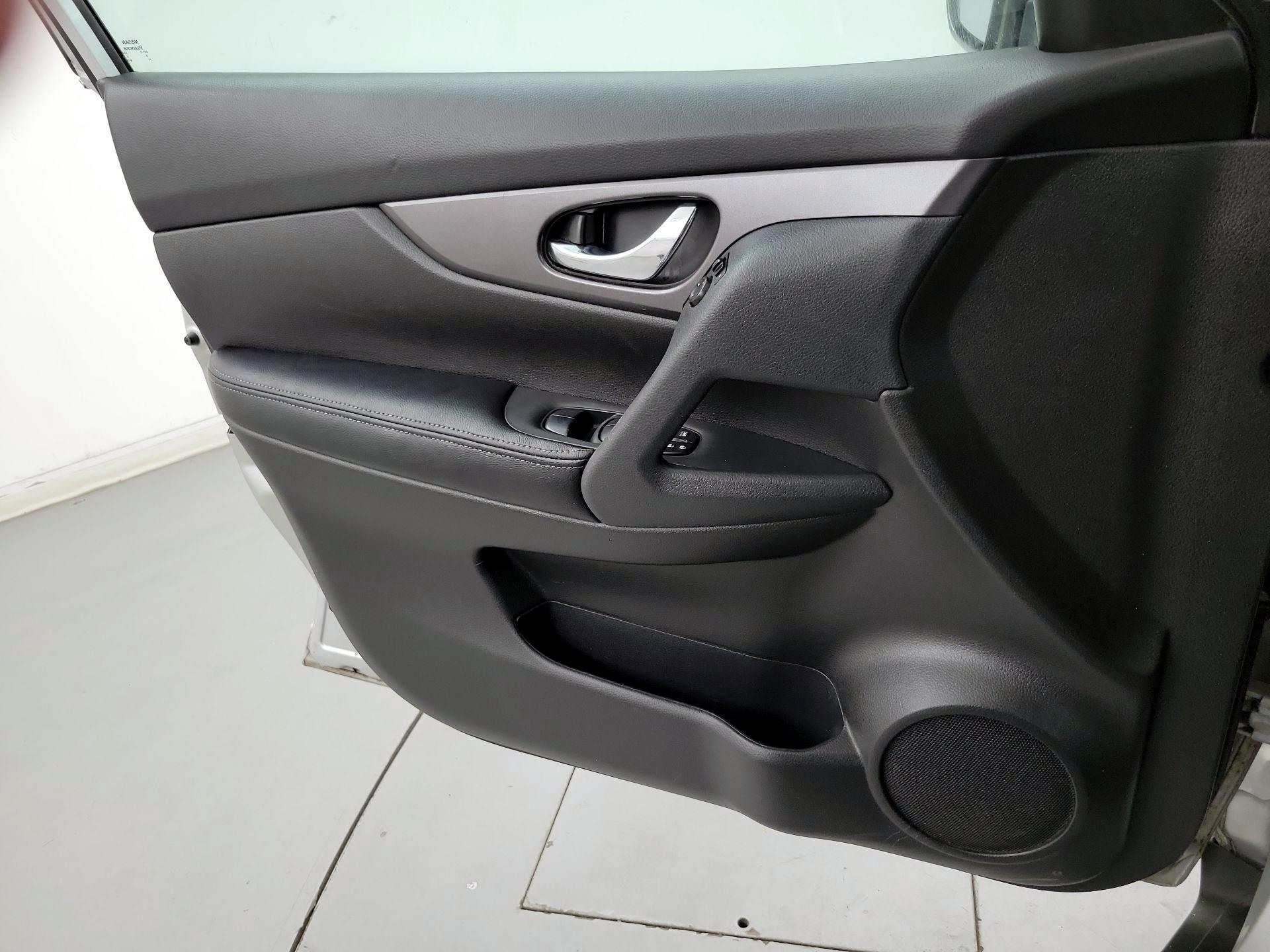 Thumbnail: 2016 Nissan Rogue - 10