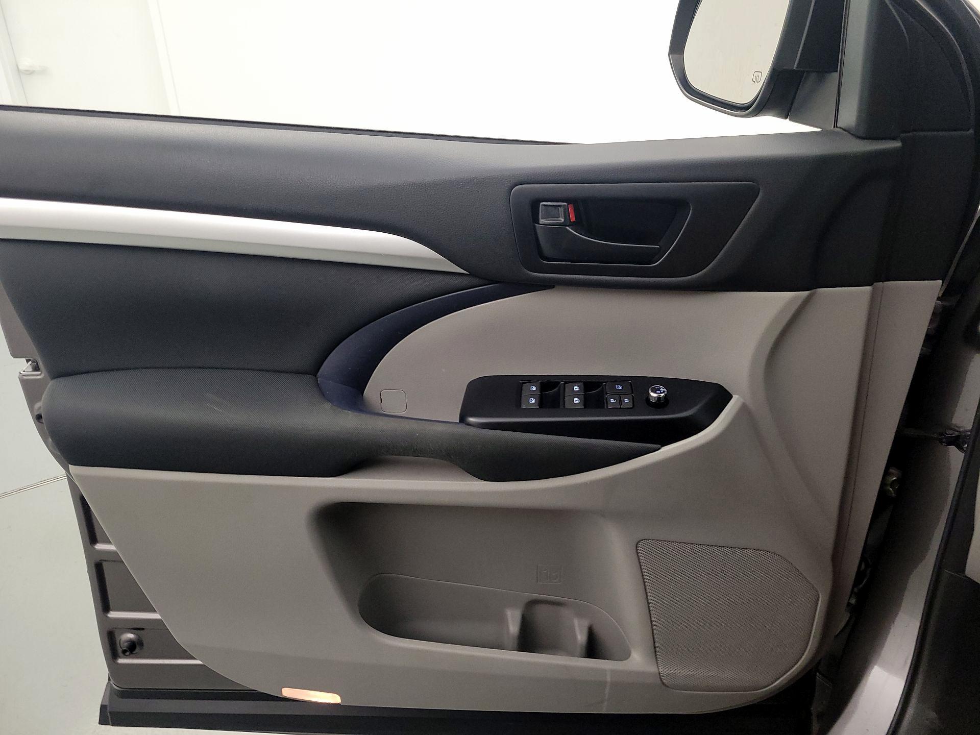 Thumbnail: 2017 Toyota Highlander - 12