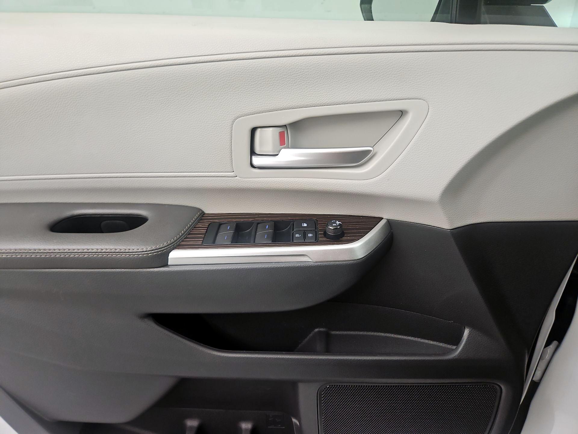Thumbnail: 2022 Toyota Sienna - 12